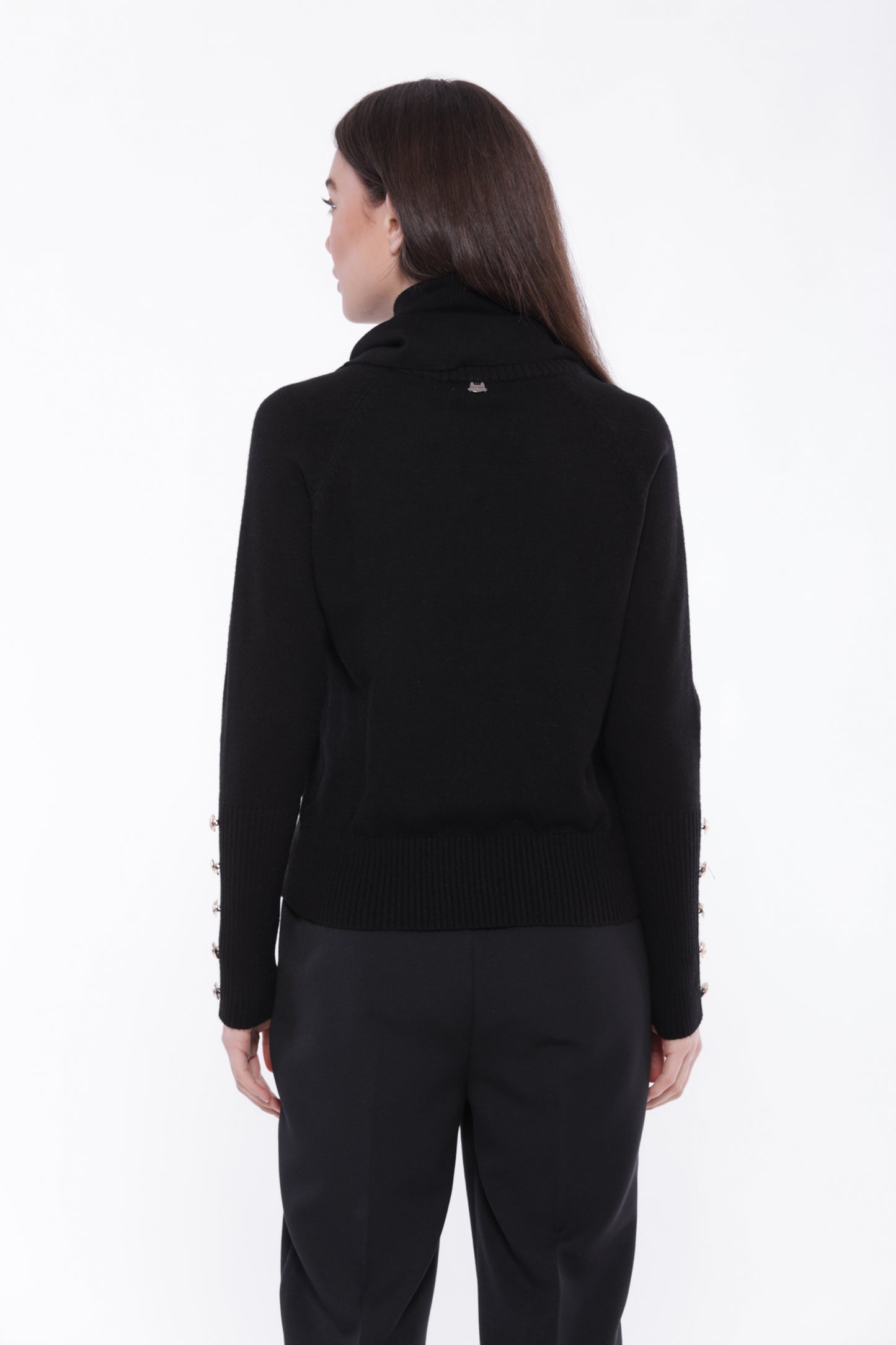 MAGLIA CON COLLO REMOVIBILE CON SPACCO E BOTTONI SU POLSI