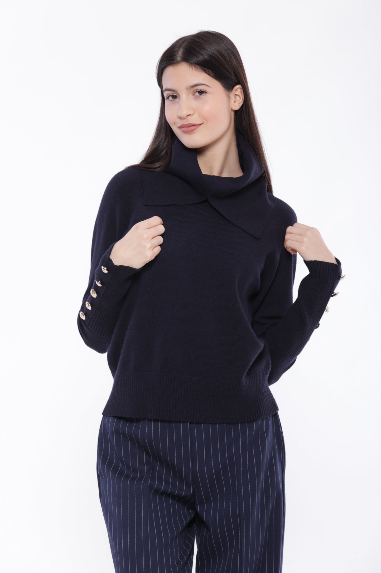 MAGLIA CON COLLO REMOVIBILE CON SPACCO E BOTTONI SU POLSI