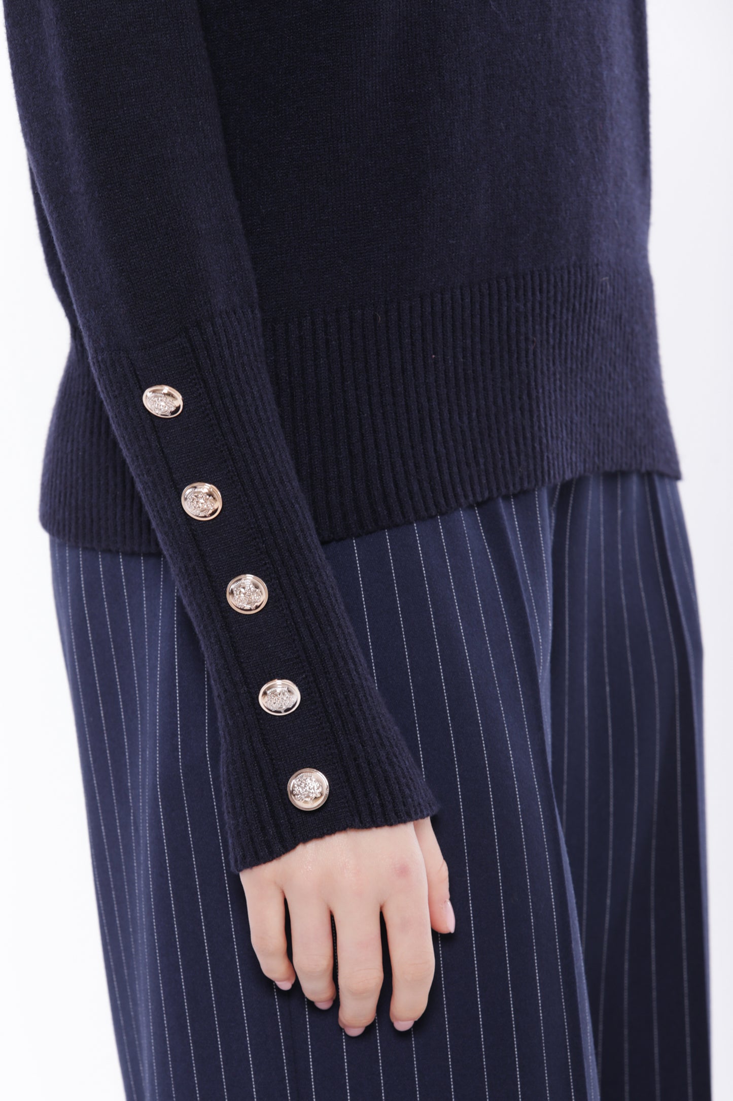 MAGLIA CON COLLO REMOVIBILE CON SPACCO E BOTTONI SU POLSI