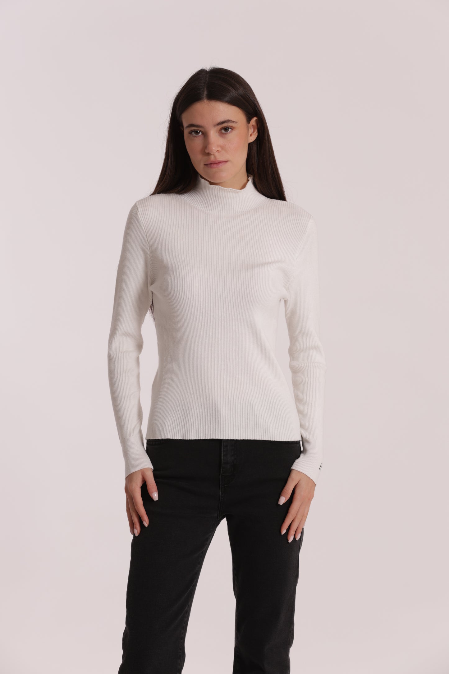 MAGLIA CON RICAMO SUL POLSO