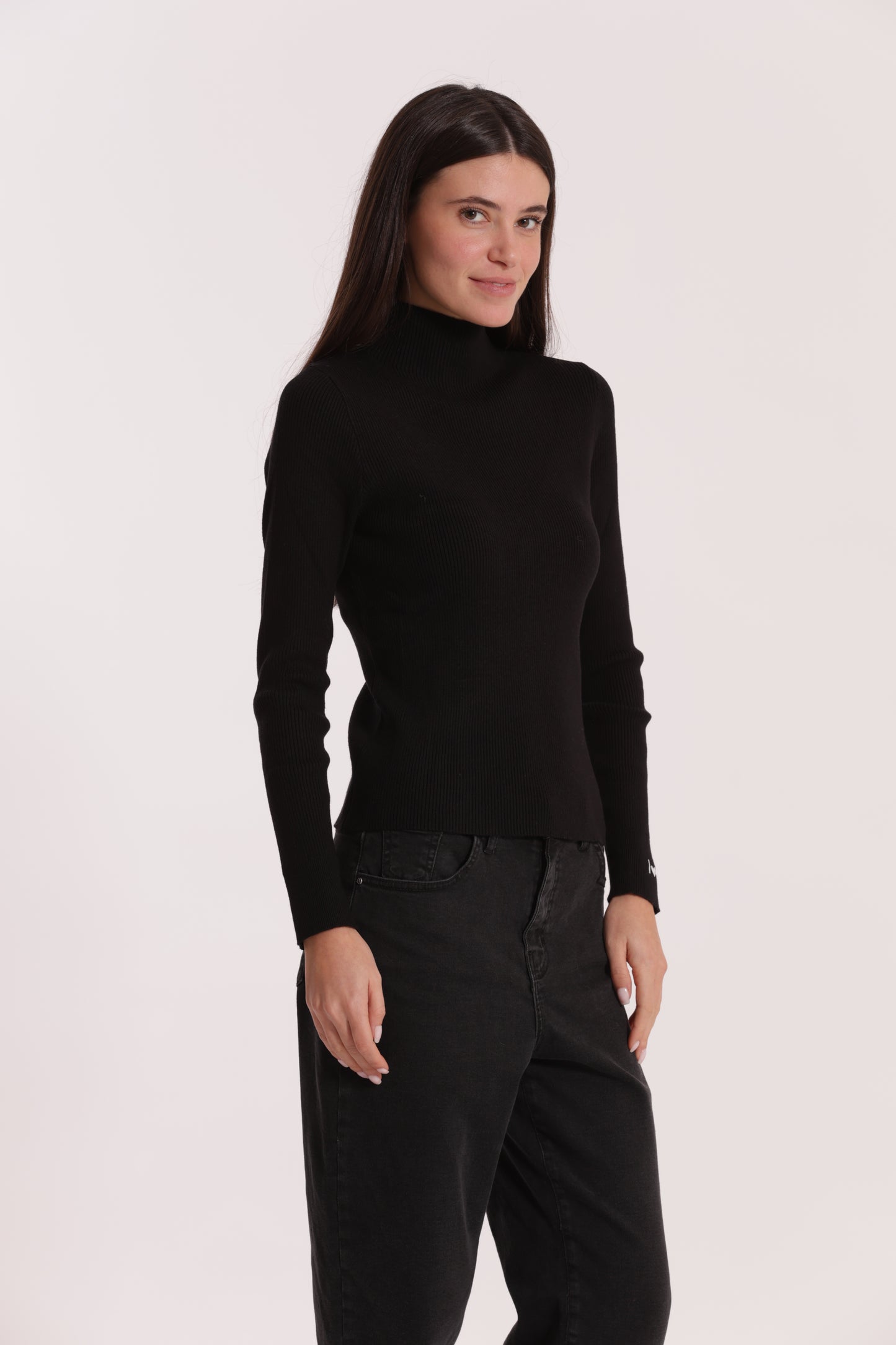 MAGLIA CON RICAMO SUL POLSO