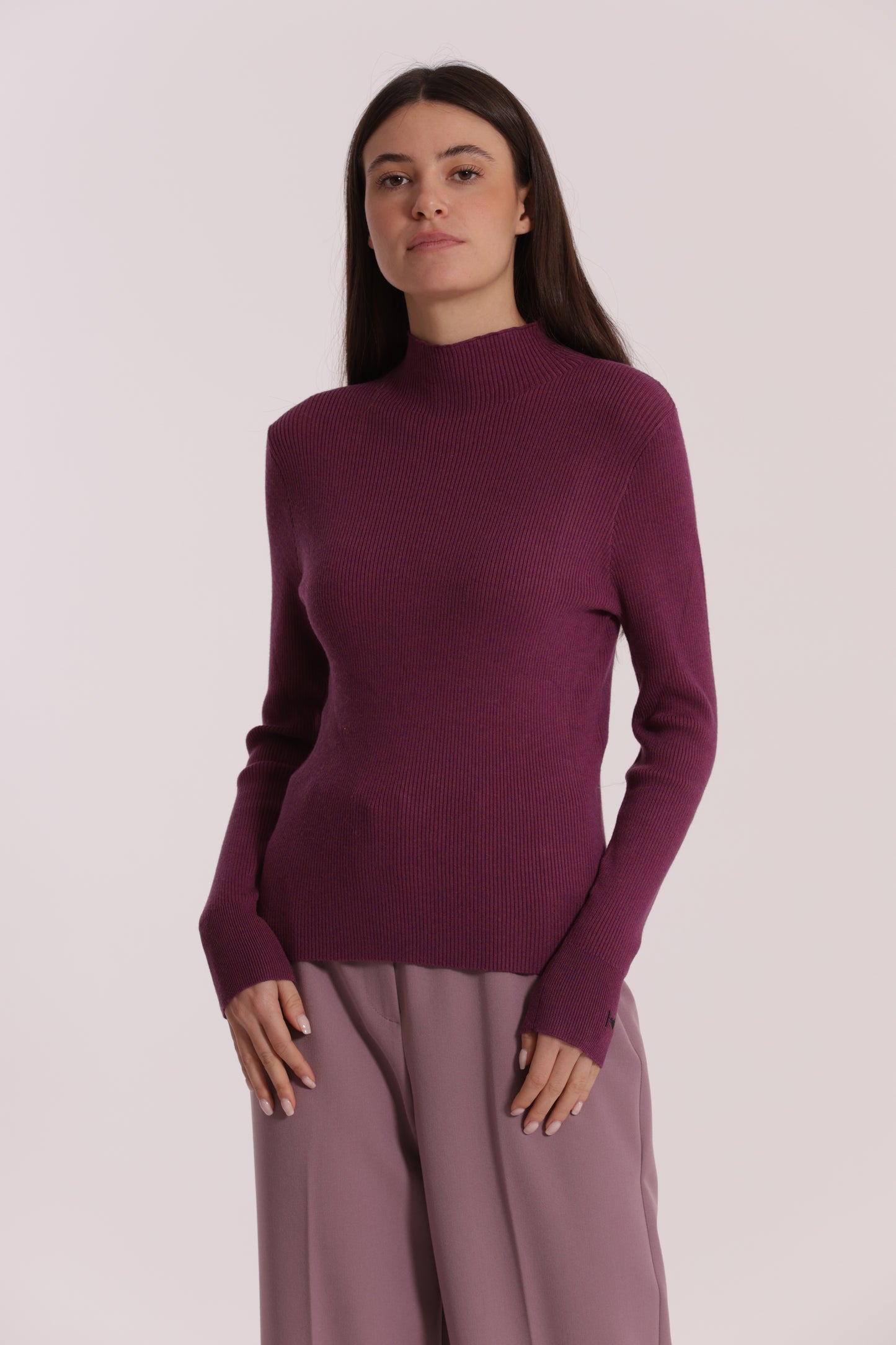 MAGLIA CON RICAMO SUL POLSO