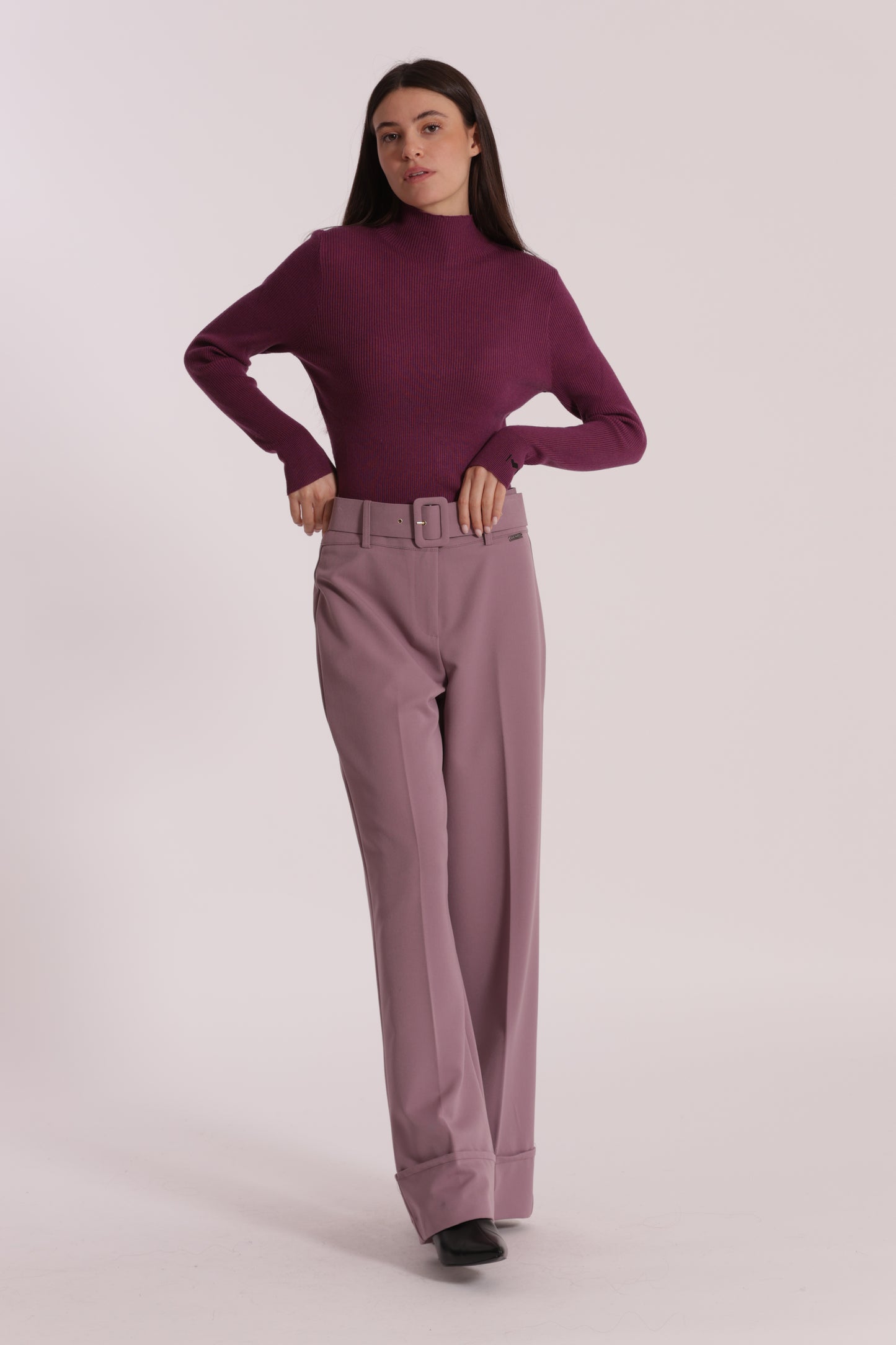 MAGLIA CON RICAMO SUL POLSO