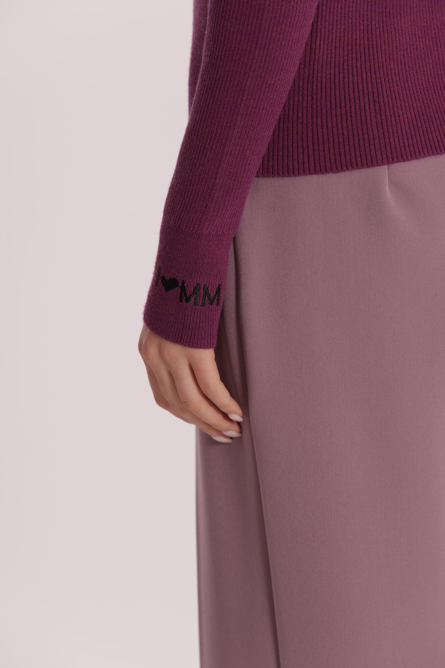 MAGLIA CON RICAMO SUL POLSO