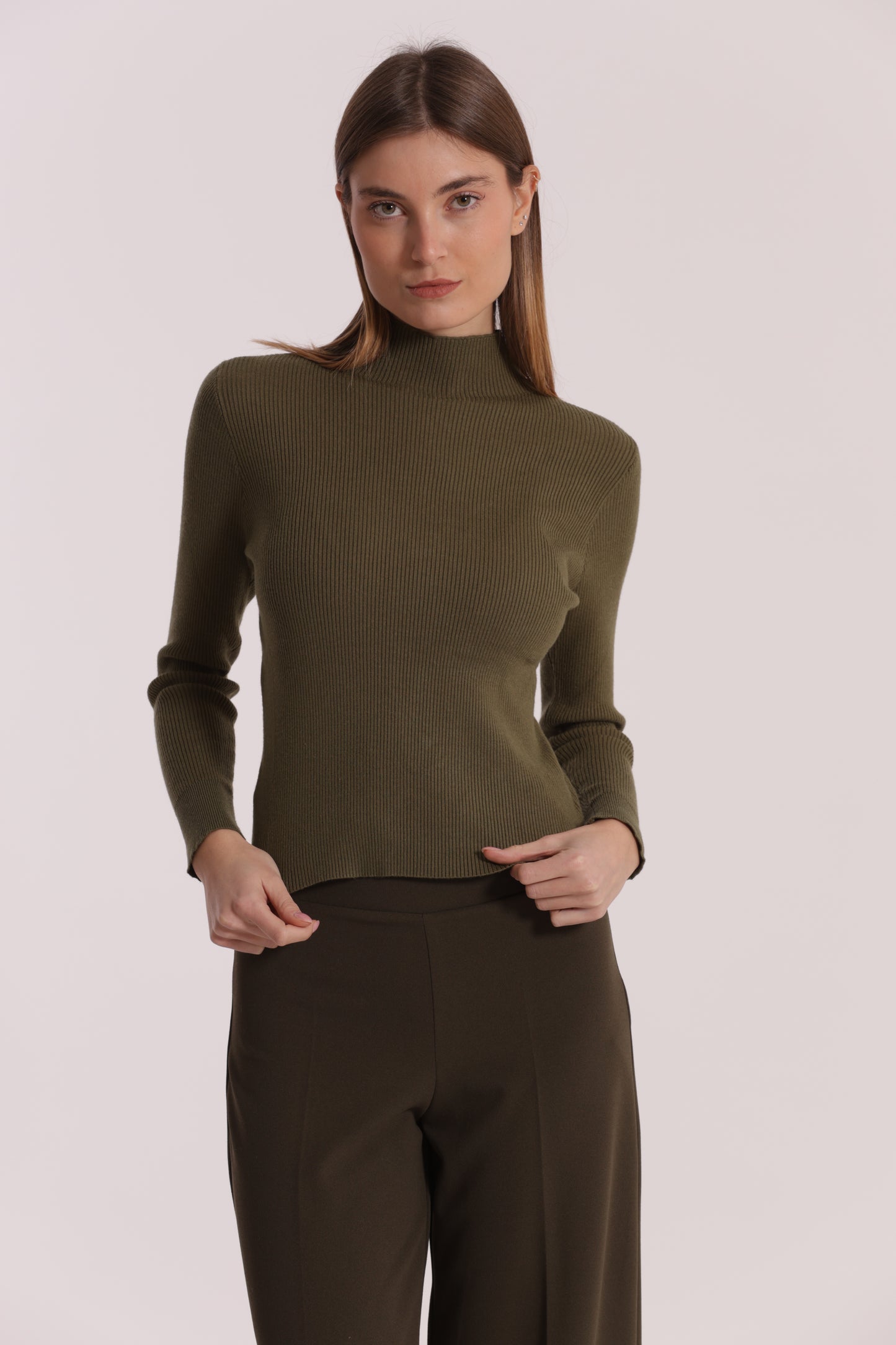 MAGLIA CON RICAMO SUL POLSO