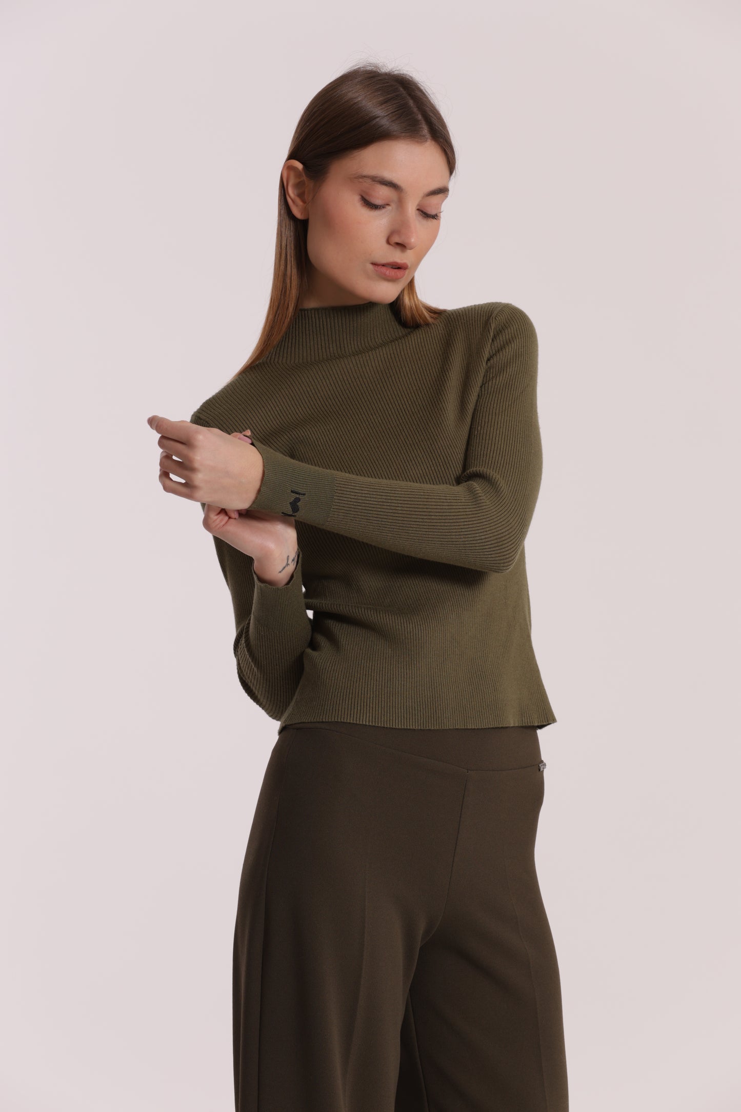 MAGLIA CON RICAMO SUL POLSO