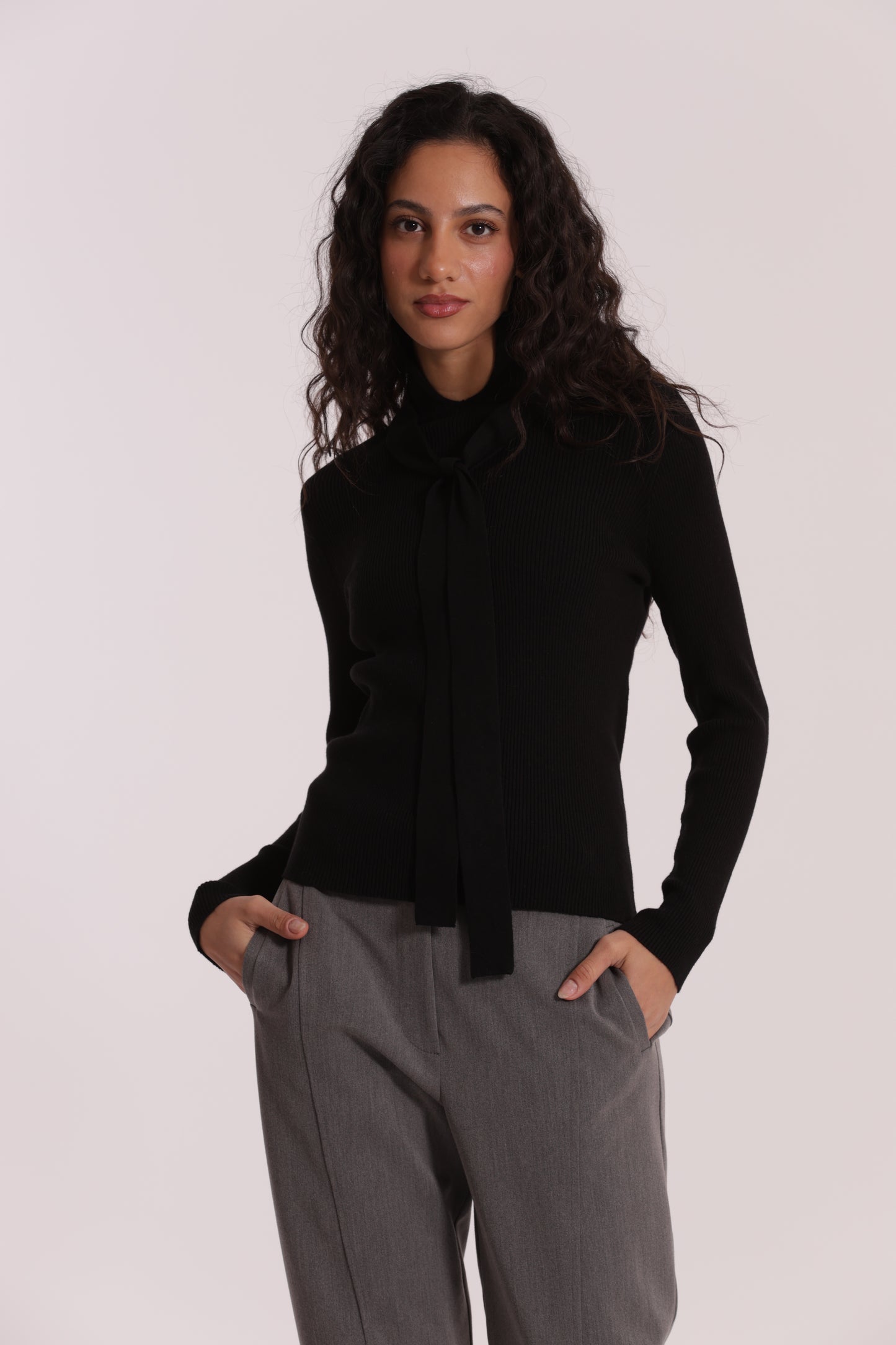 MAGLIA CON DETTAGLIO CRAVATTINO