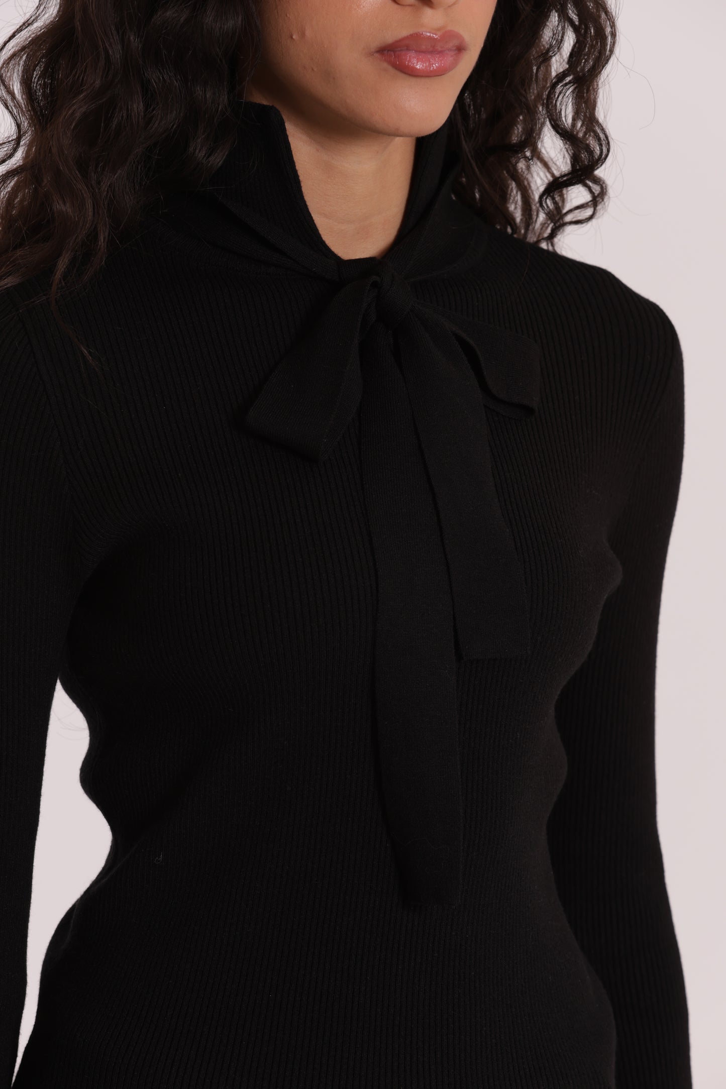 MAGLIA CON DETTAGLIO CRAVATTINO