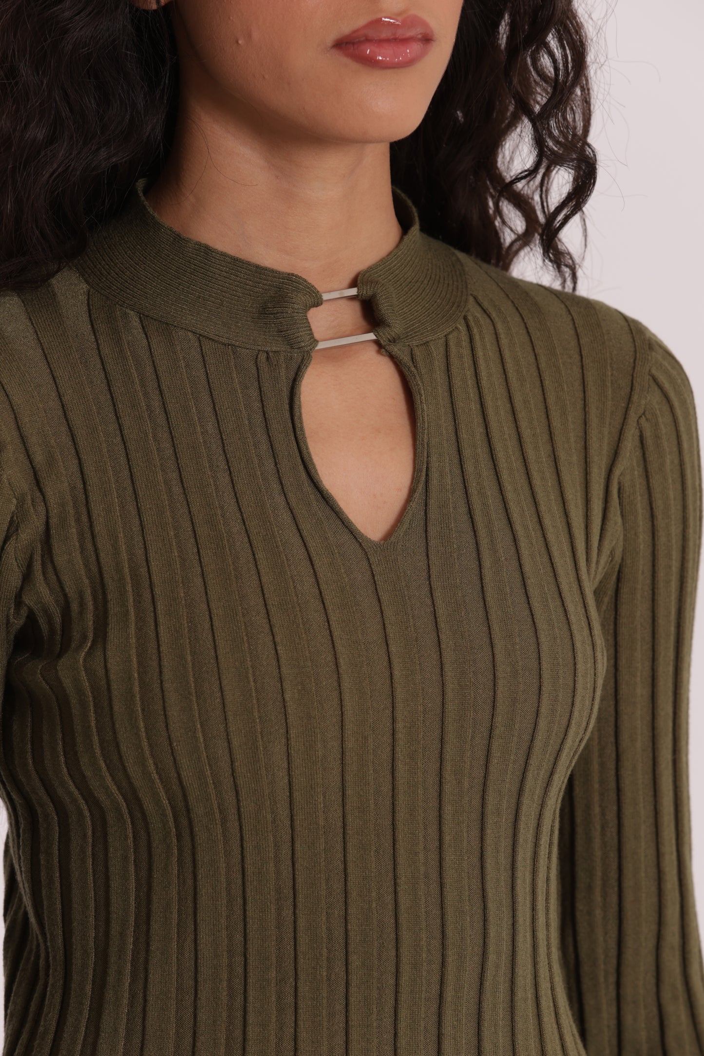 MAGLIA SCOLLO A GOCCIA CON ACCESSORIO METALLICO