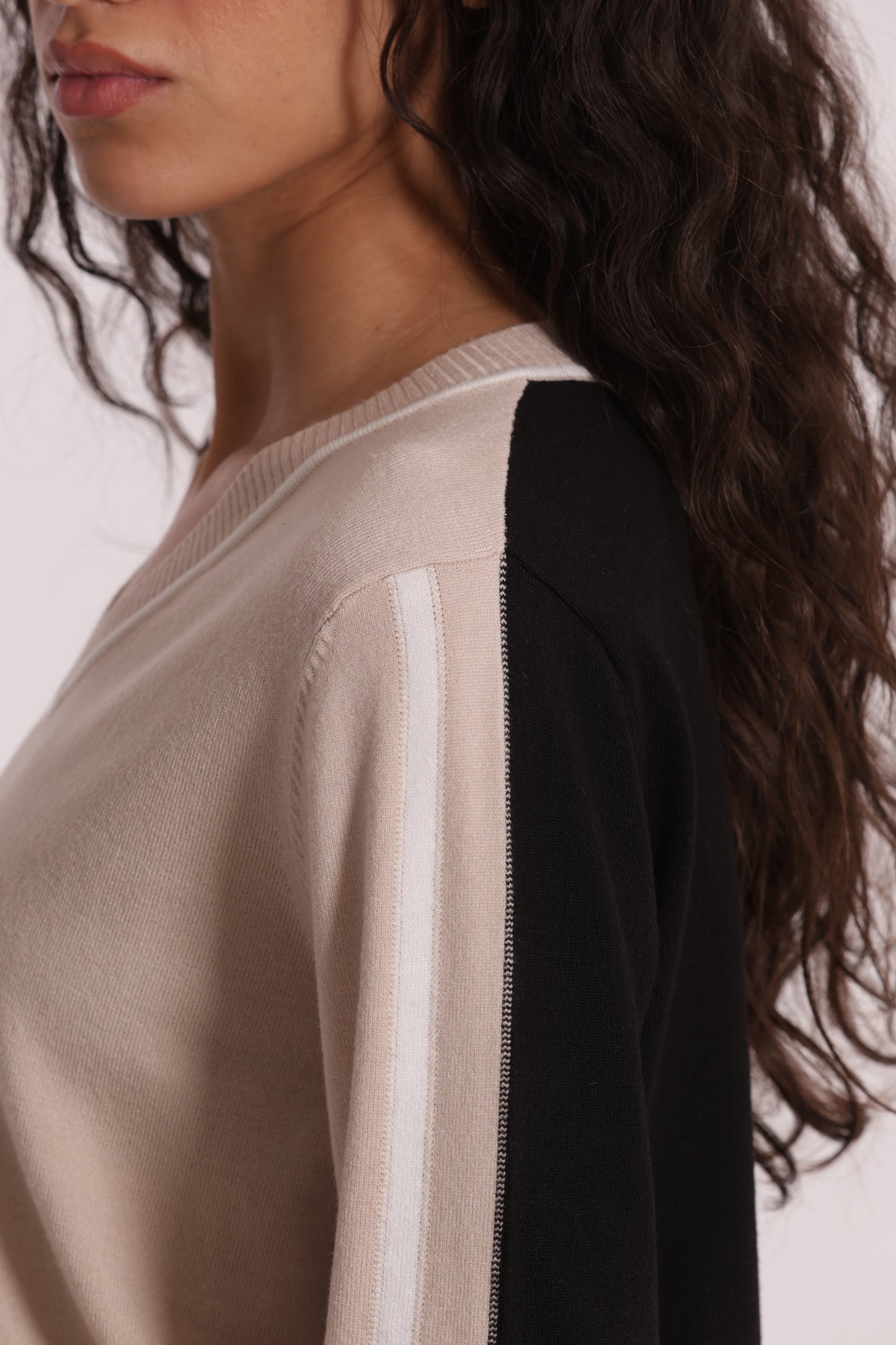MAGLIA TRICOLOR SCOLLO A V