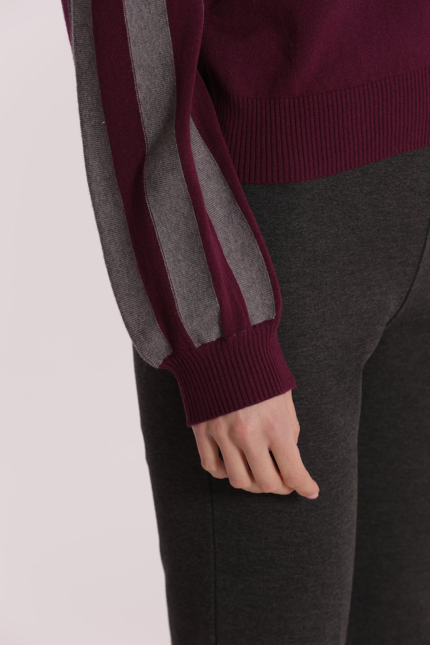 MAGLIA CON MANICHE A RIGHE