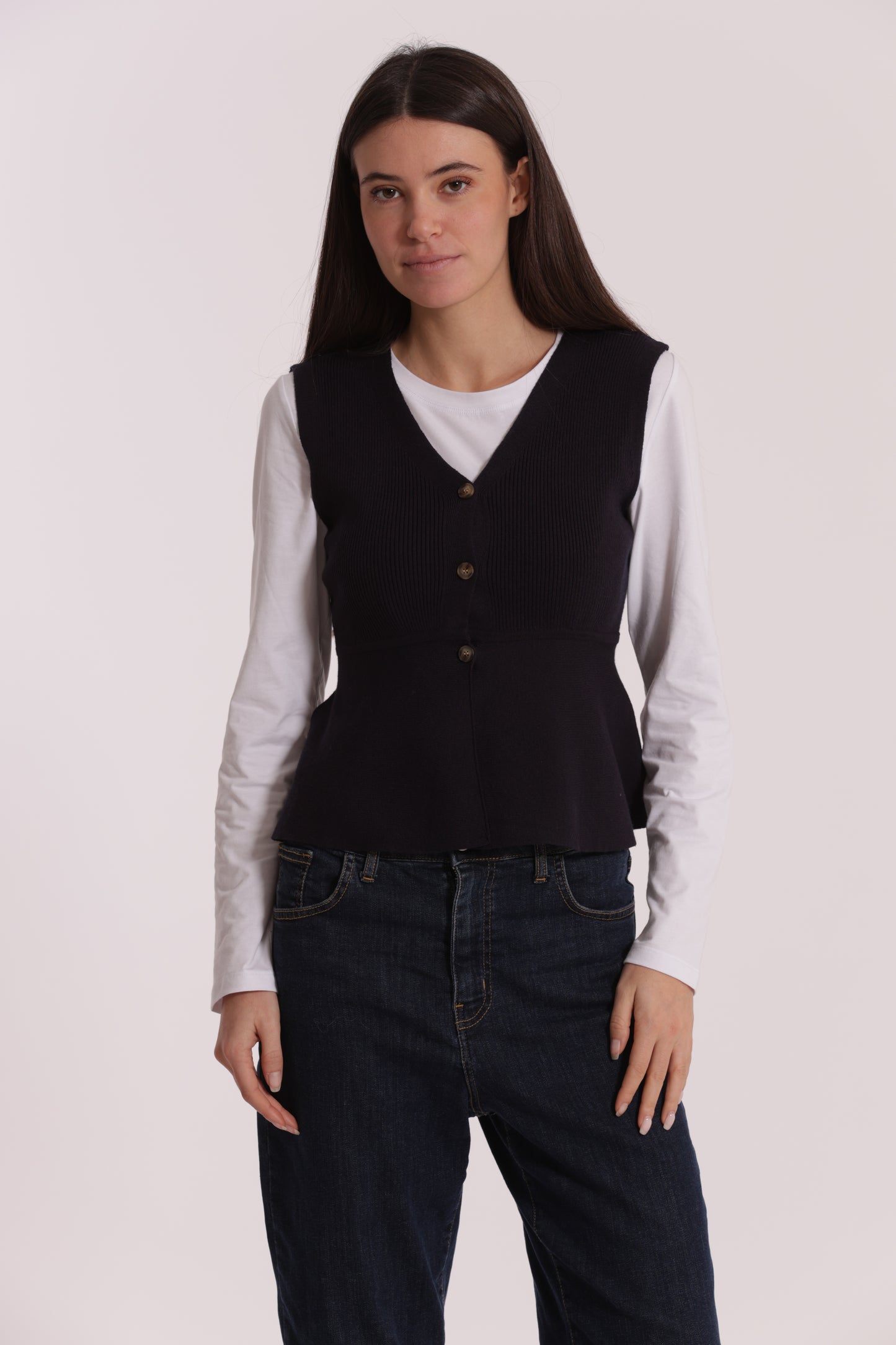 GILET IN MAGLIA SVASATO SUL FONDO CON BOTTONI