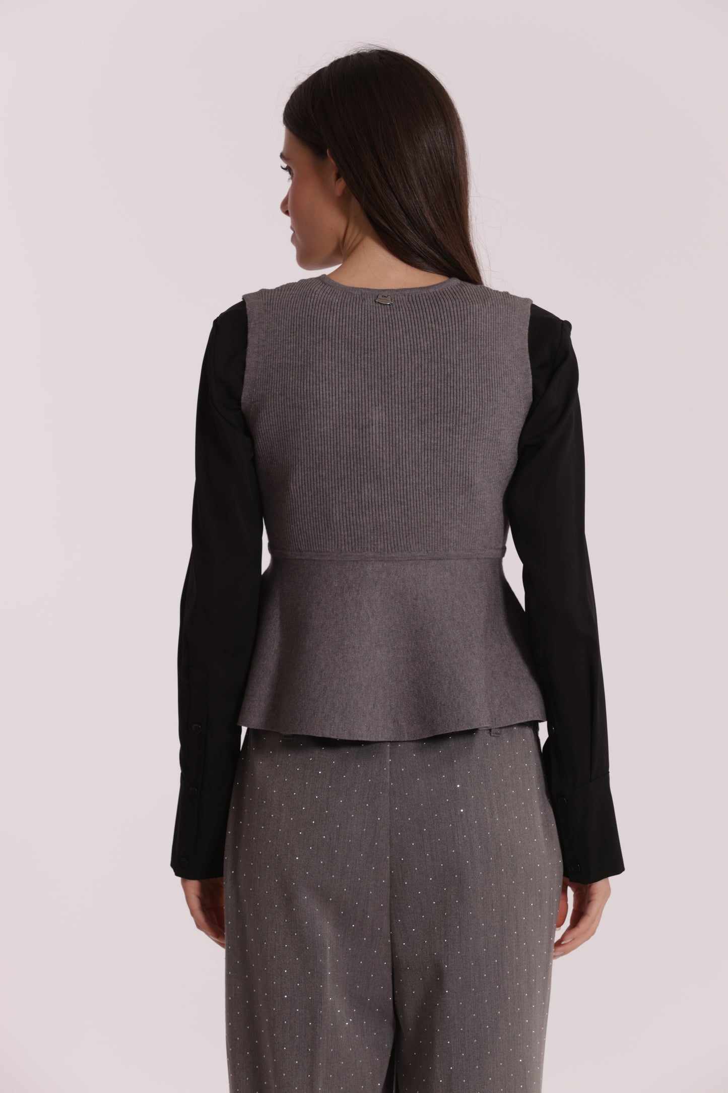 GILET IN MAGLIA SVASATO SUL FONDO CON BOTTONI