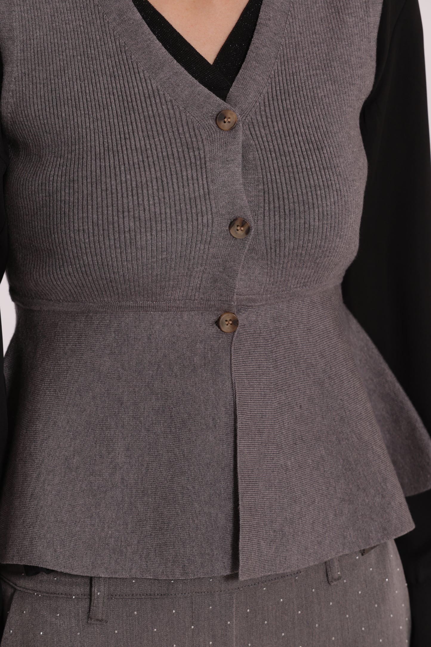 GILET IN MAGLIA SVASATO SUL FONDO CON BOTTONI