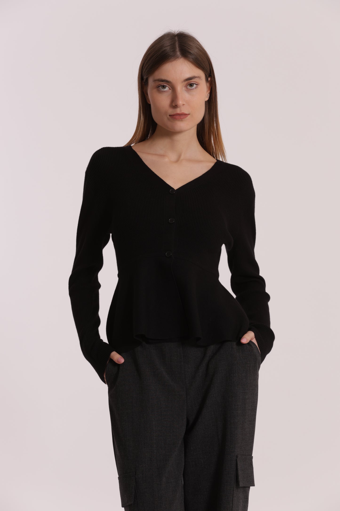 MAGLIA CARDIGAN SVASATO SUL FONDO CON BOTTONI