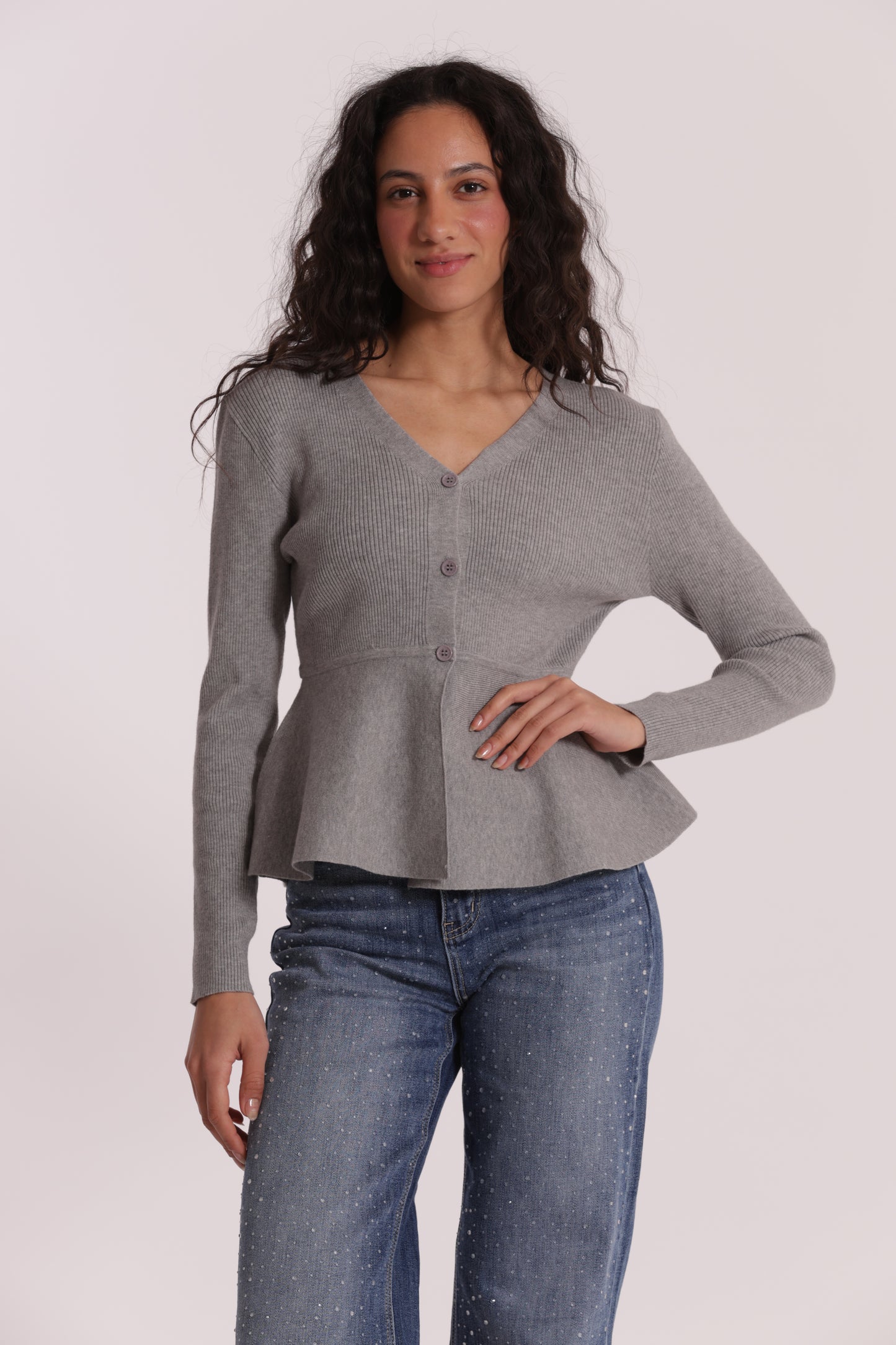 MAGLIA CARDIGAN SVASATO SUL FONDO CON BOTTONI
