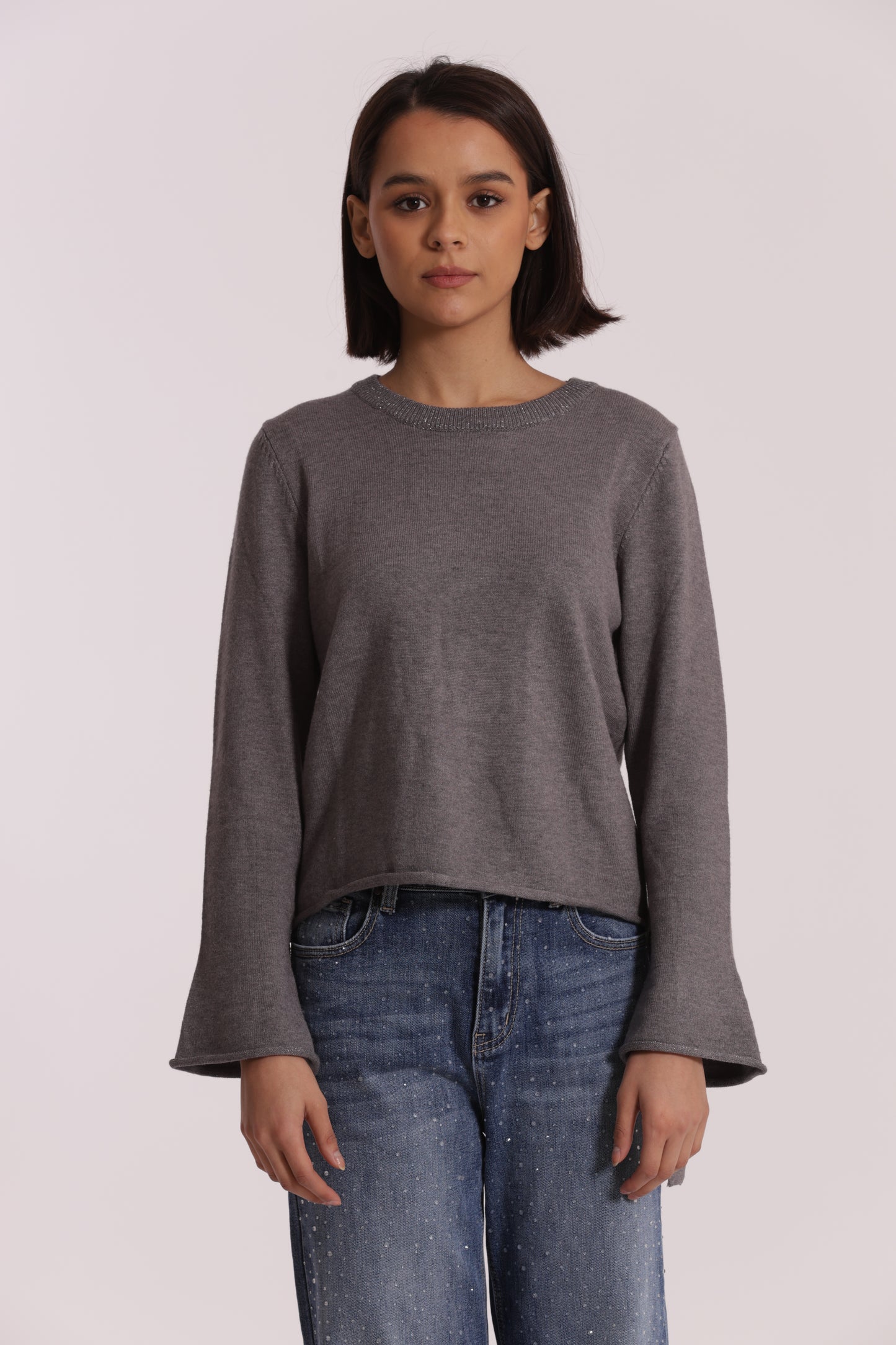 MAGLIA SCOLLO TONDO CON FIOCCHI SULLA MANICA