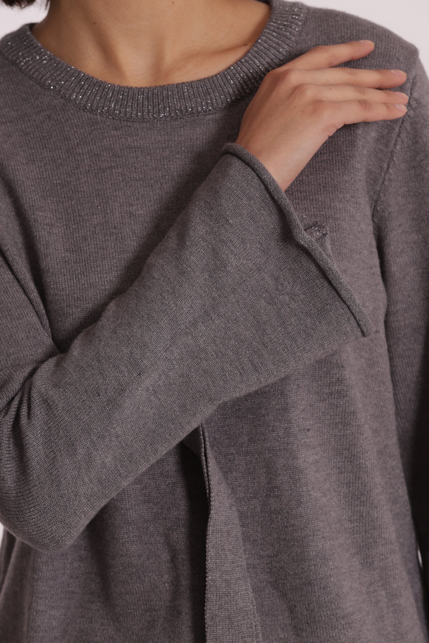 MAGLIA SCOLLO TONDO CON FIOCCHI SULLA MANICA