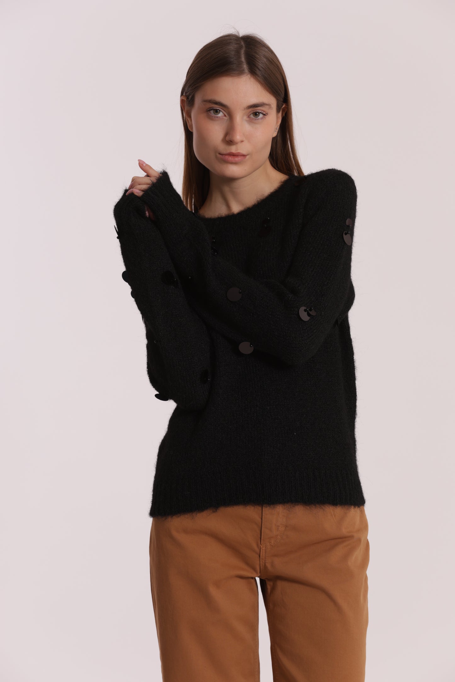MAGLIA CON PAILLETTES SU MANICHE