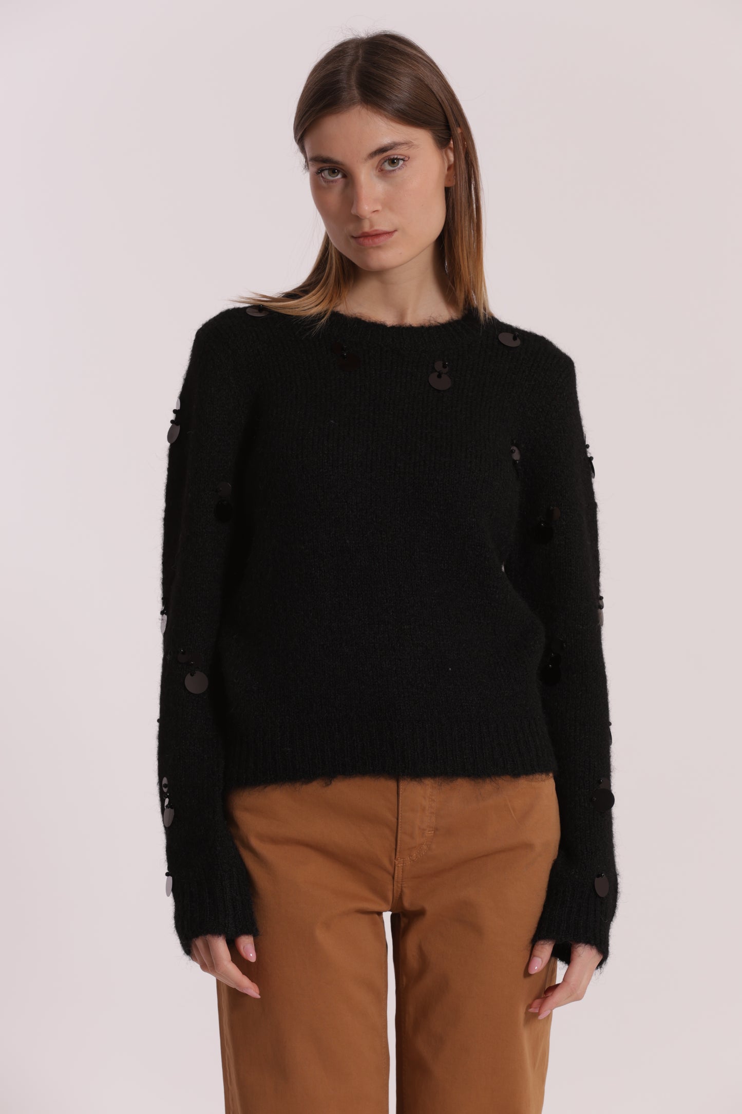 MAGLIA CON PAILLETTES SU MANICHE