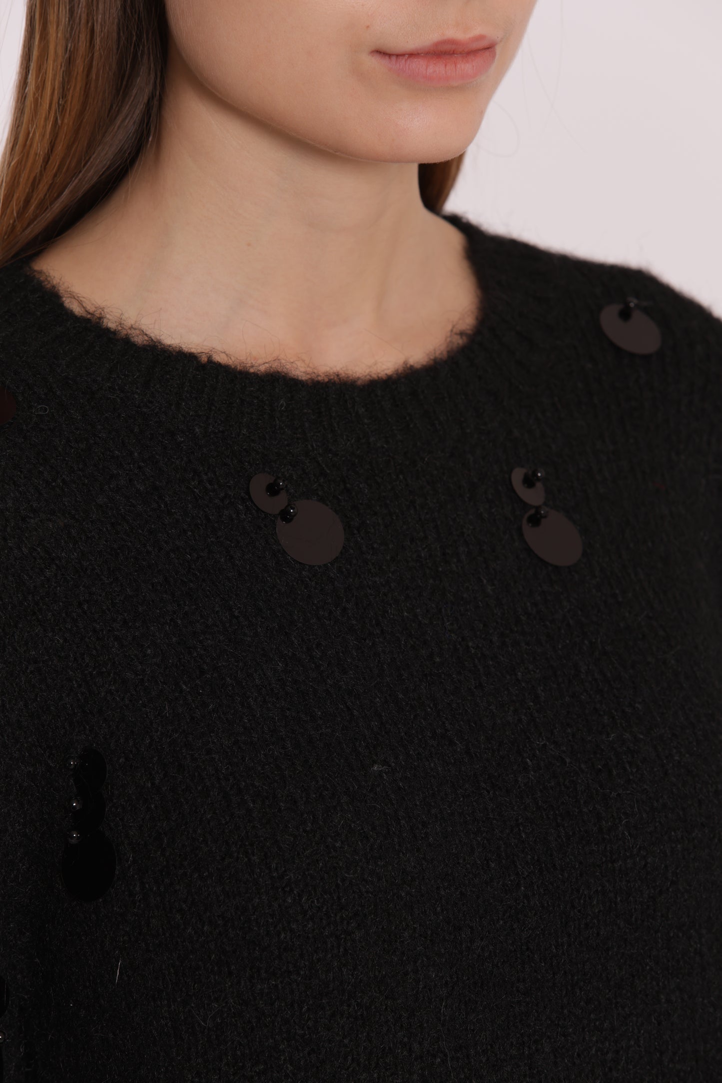 MAGLIA CON PAILLETTES SU MANICHE