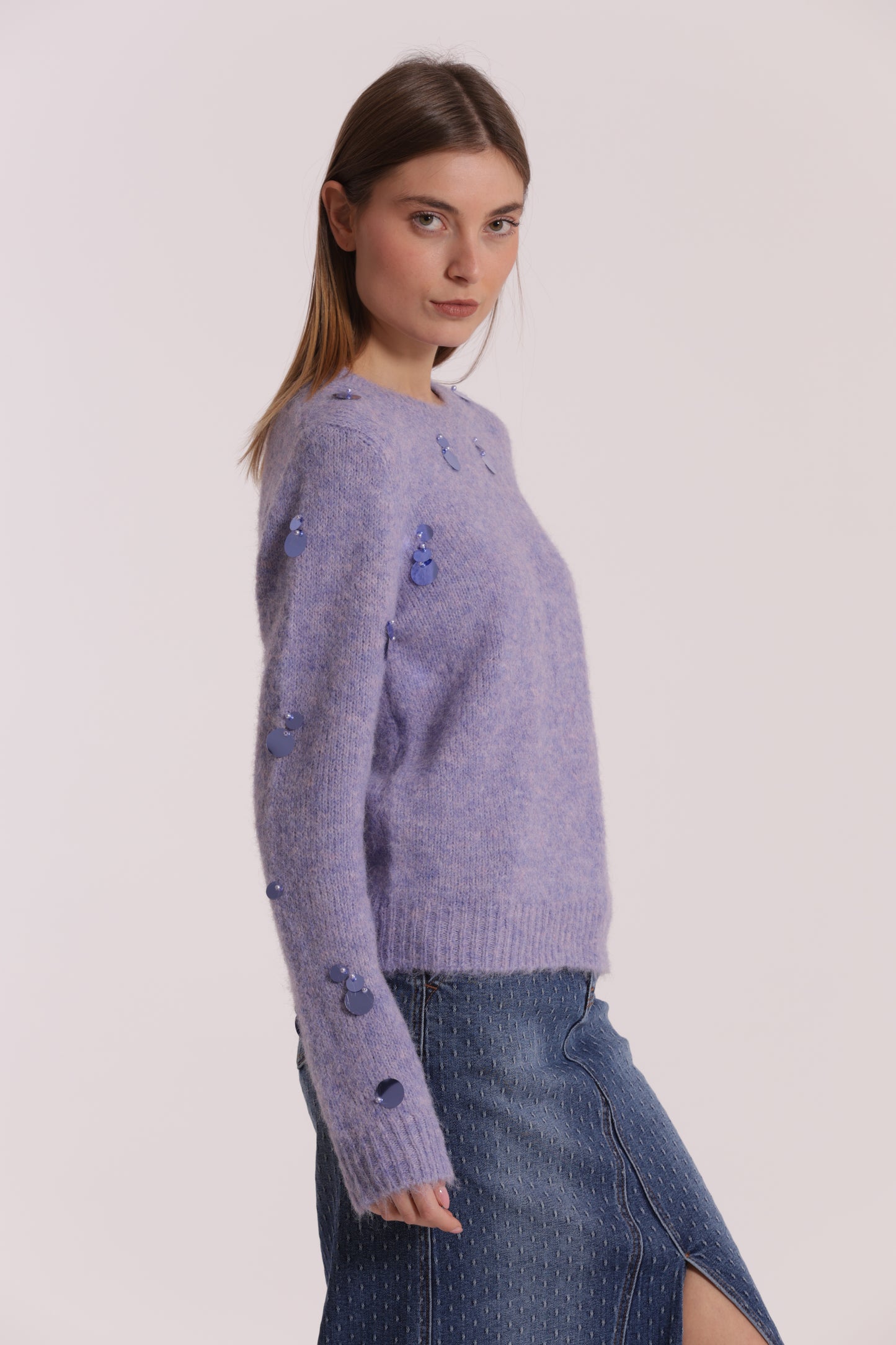 MAGLIA CON PAILLETTES SU MANICHE