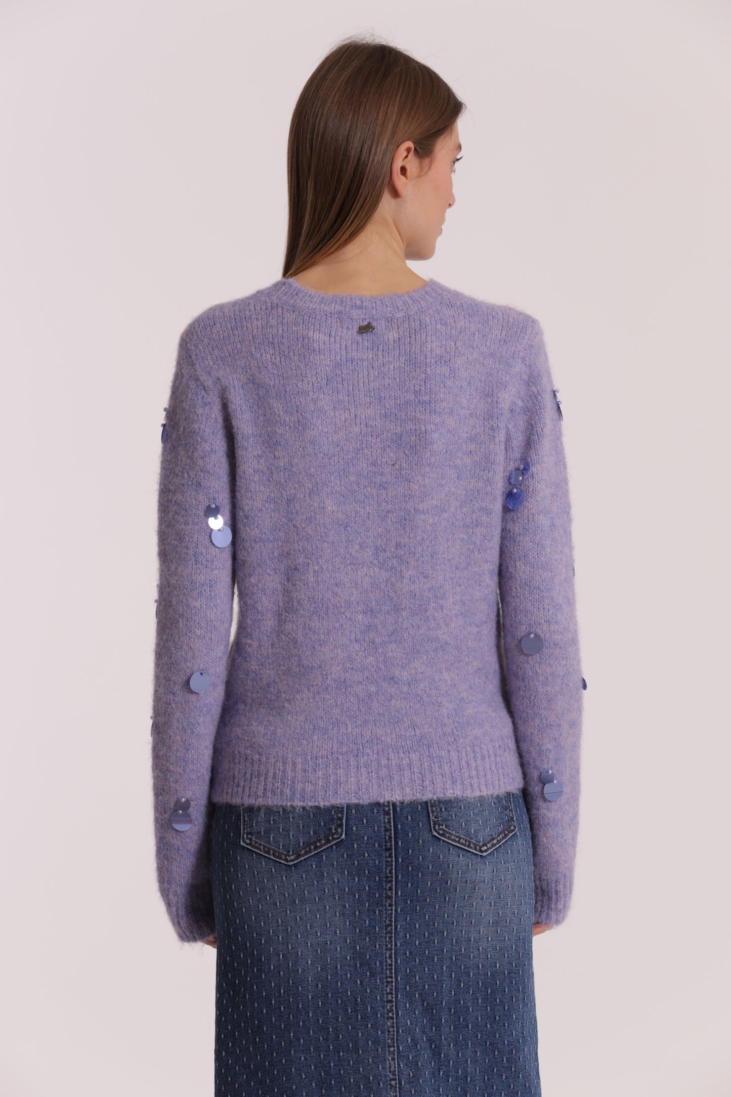 MAGLIA CON PAILLETTES SU MANICHE