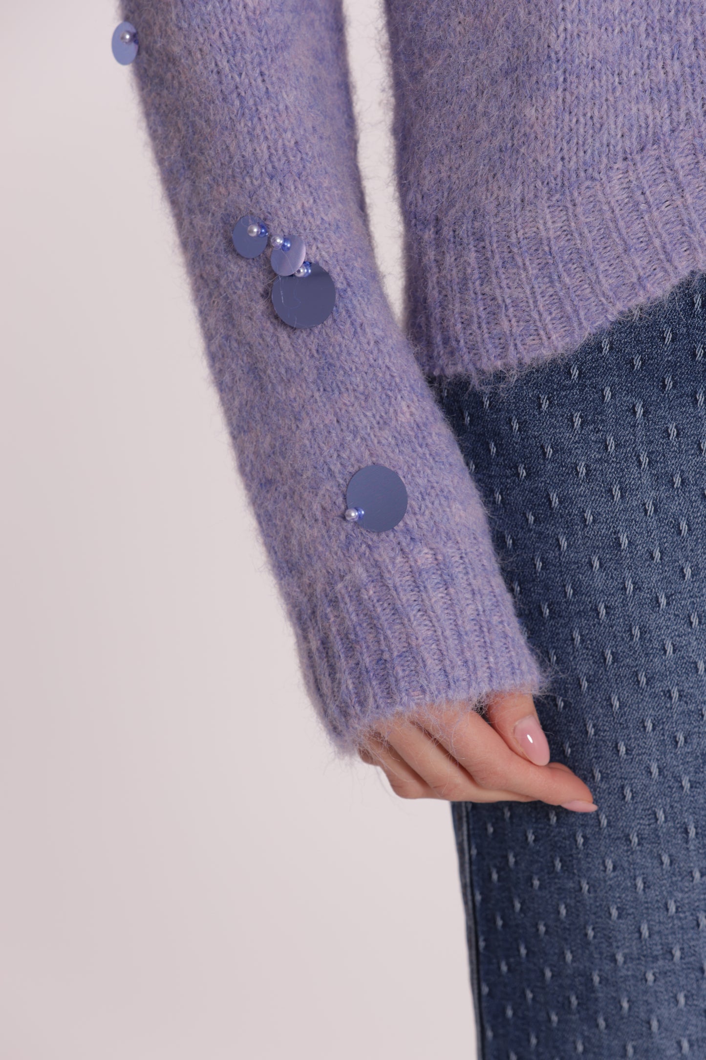 MAGLIA CON PAILLETTES SU MANICHE