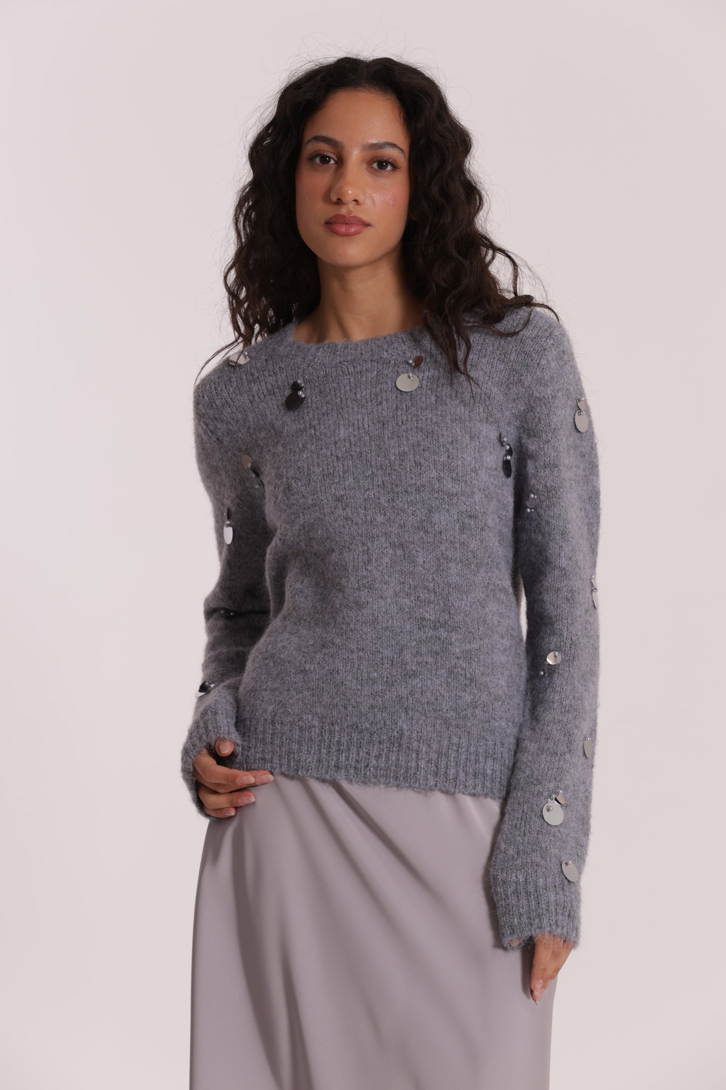 MAGLIA CON PAILLETTES SU MANICHE