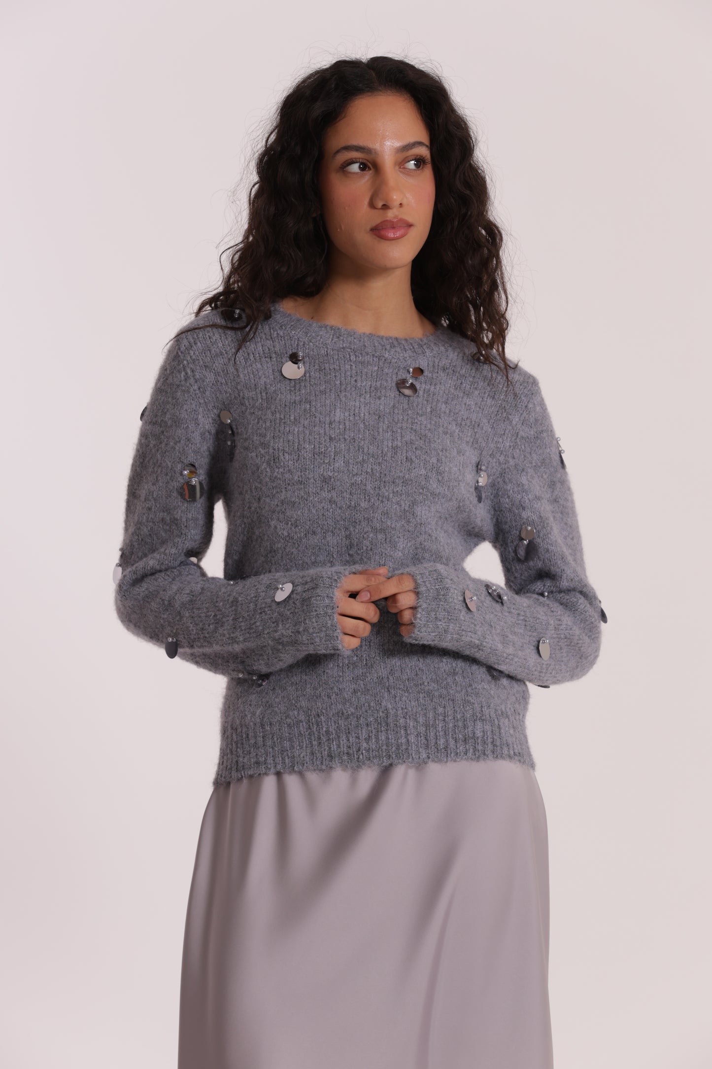 MAGLIA CON PAILLETTES SU MANICHE