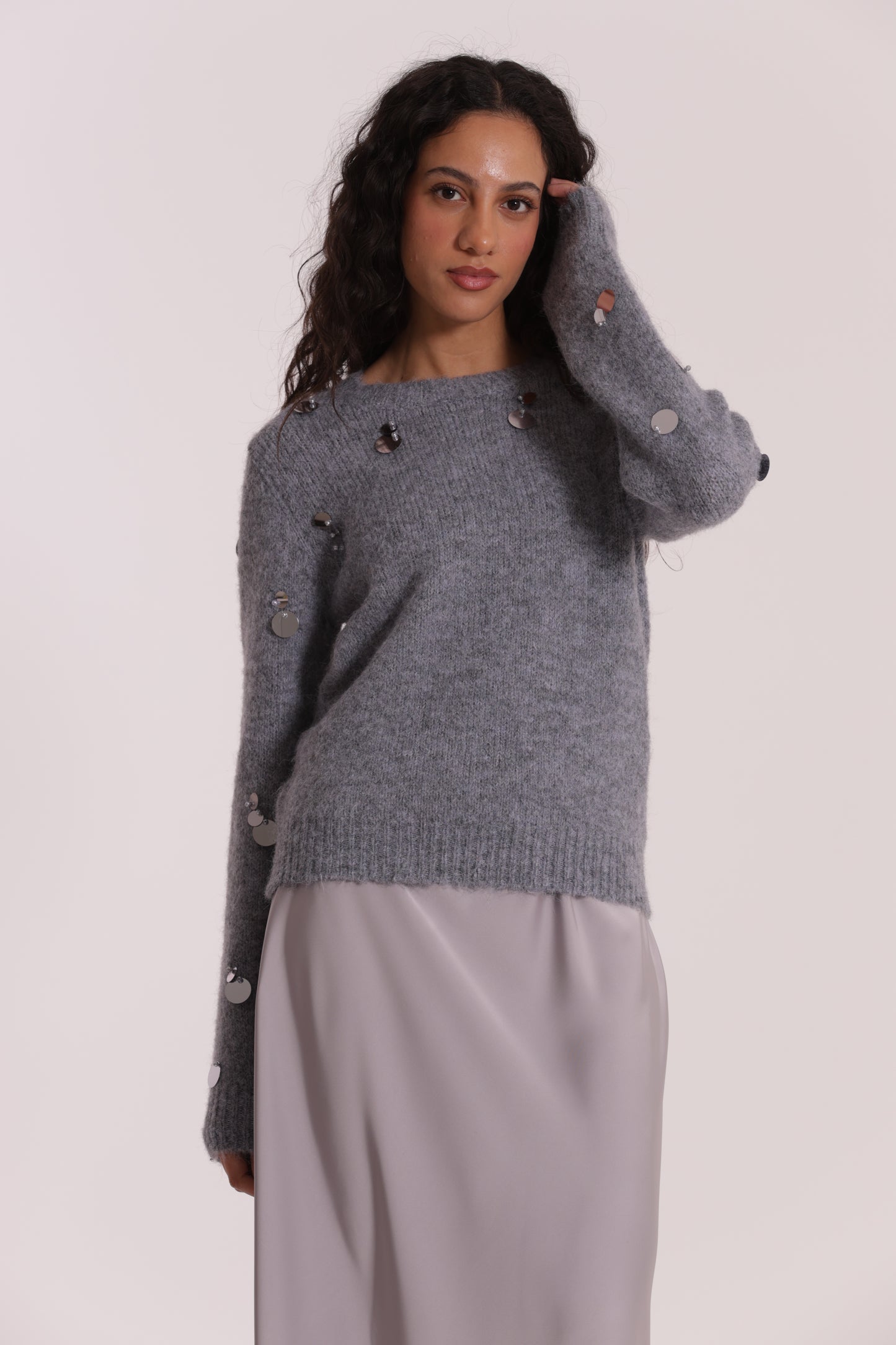 MAGLIA CON PAILLETTES SU MANICHE