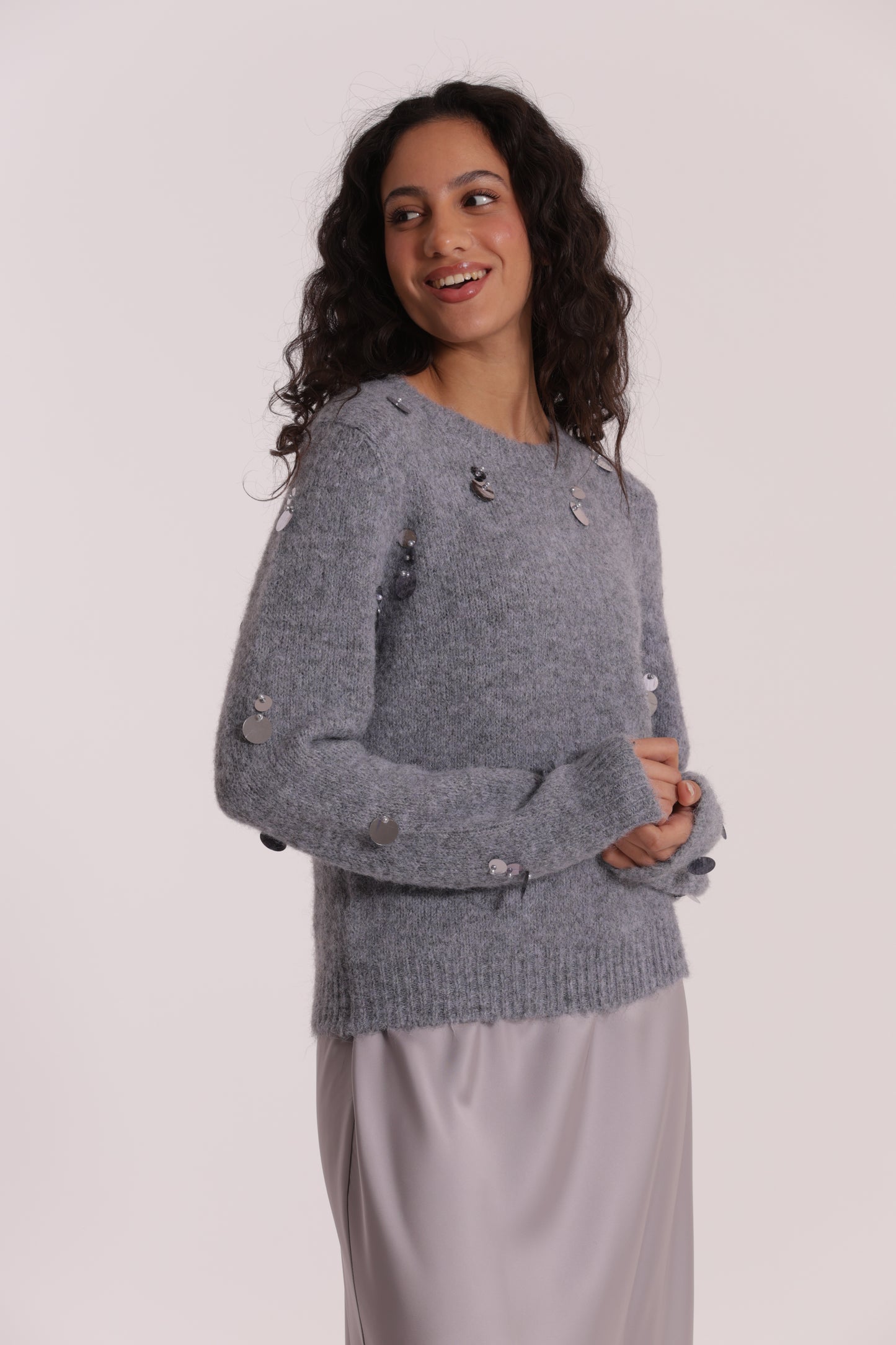 MAGLIA CON PAILLETTES SU MANICHE