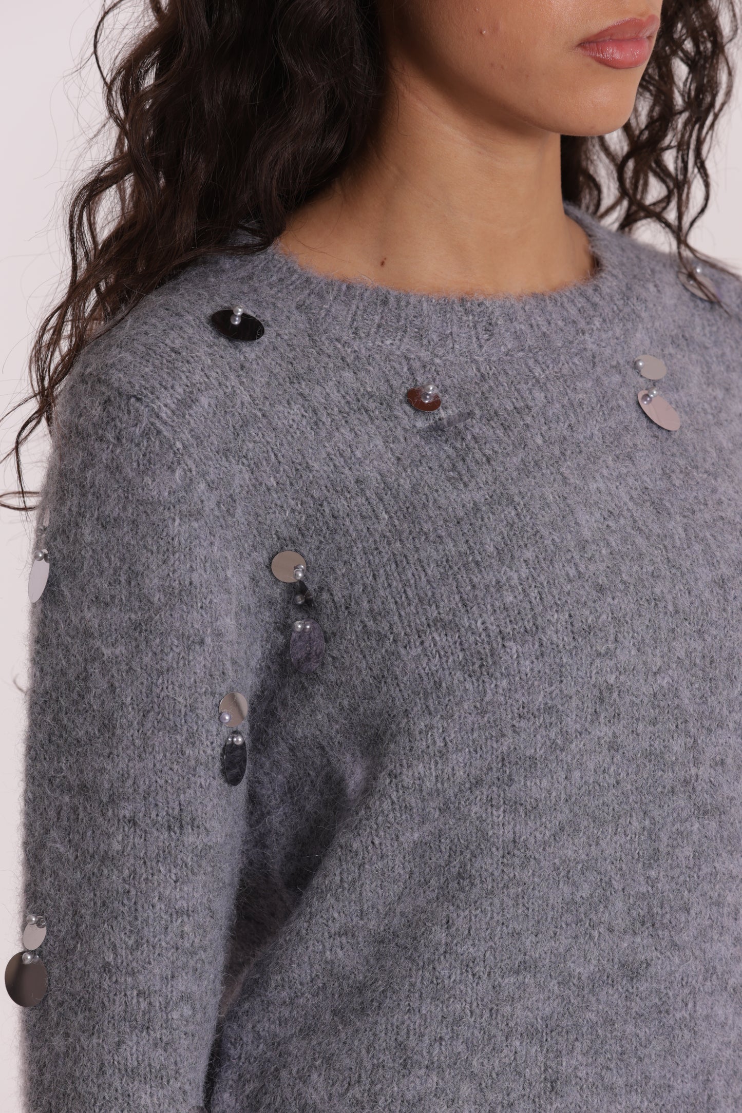 MAGLIA CON PAILLETTES SU MANICHE