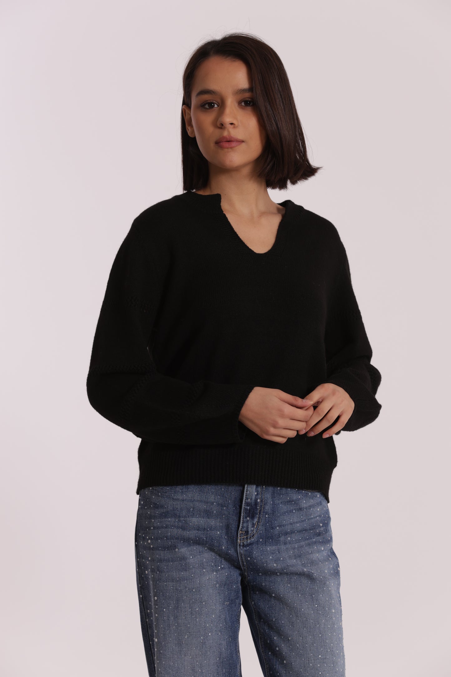 MAGLIA SCOLLO A V CON DETTAGLI SU MANICHE