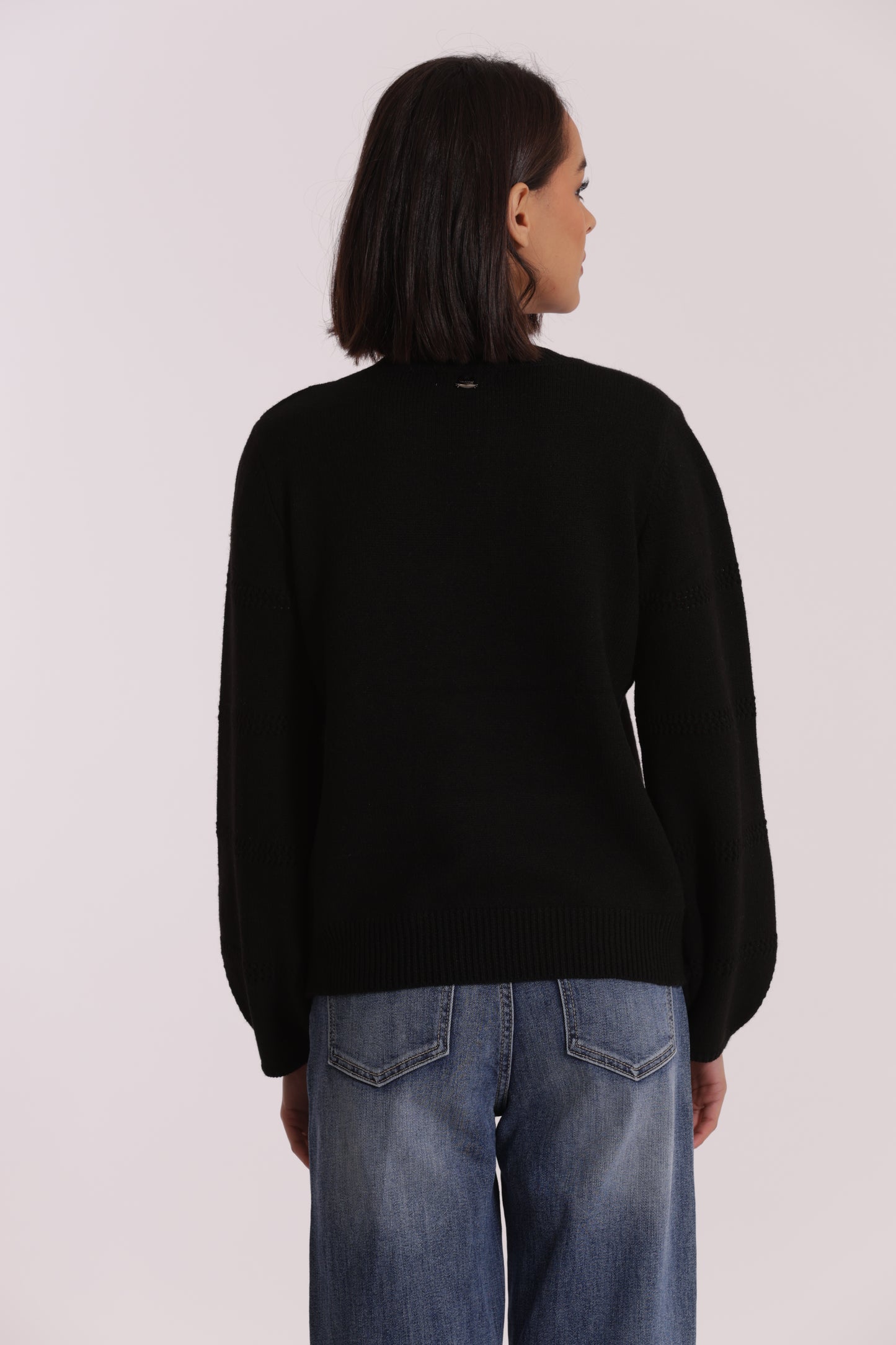MAGLIA SCOLLO A V CON DETTAGLI SU MANICHE