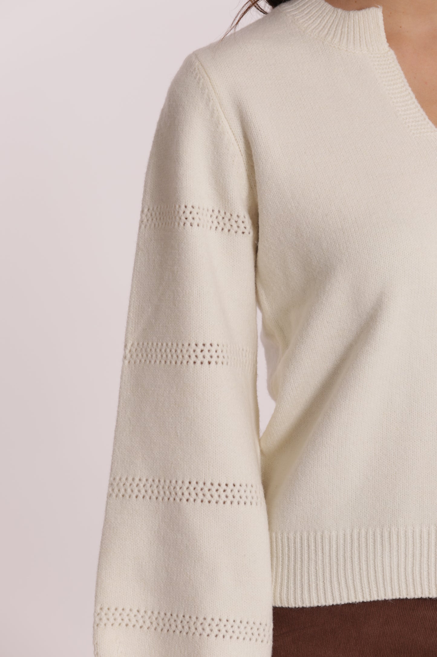 MAGLIA SCOLLO A V CON DETTAGLI SU MANICHE