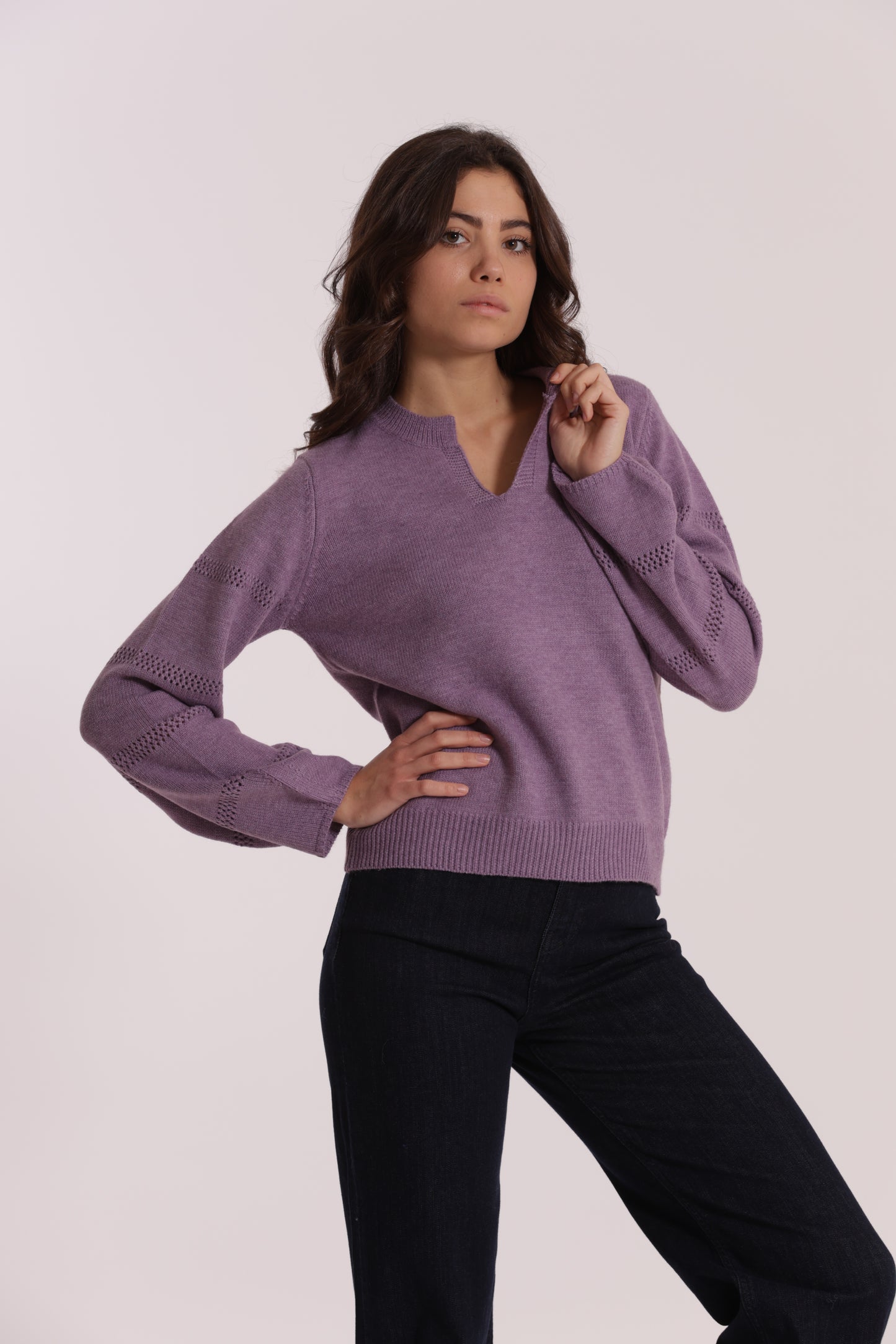 MAGLIA SCOLLO A V CON DETTAGLI SU MANICHE