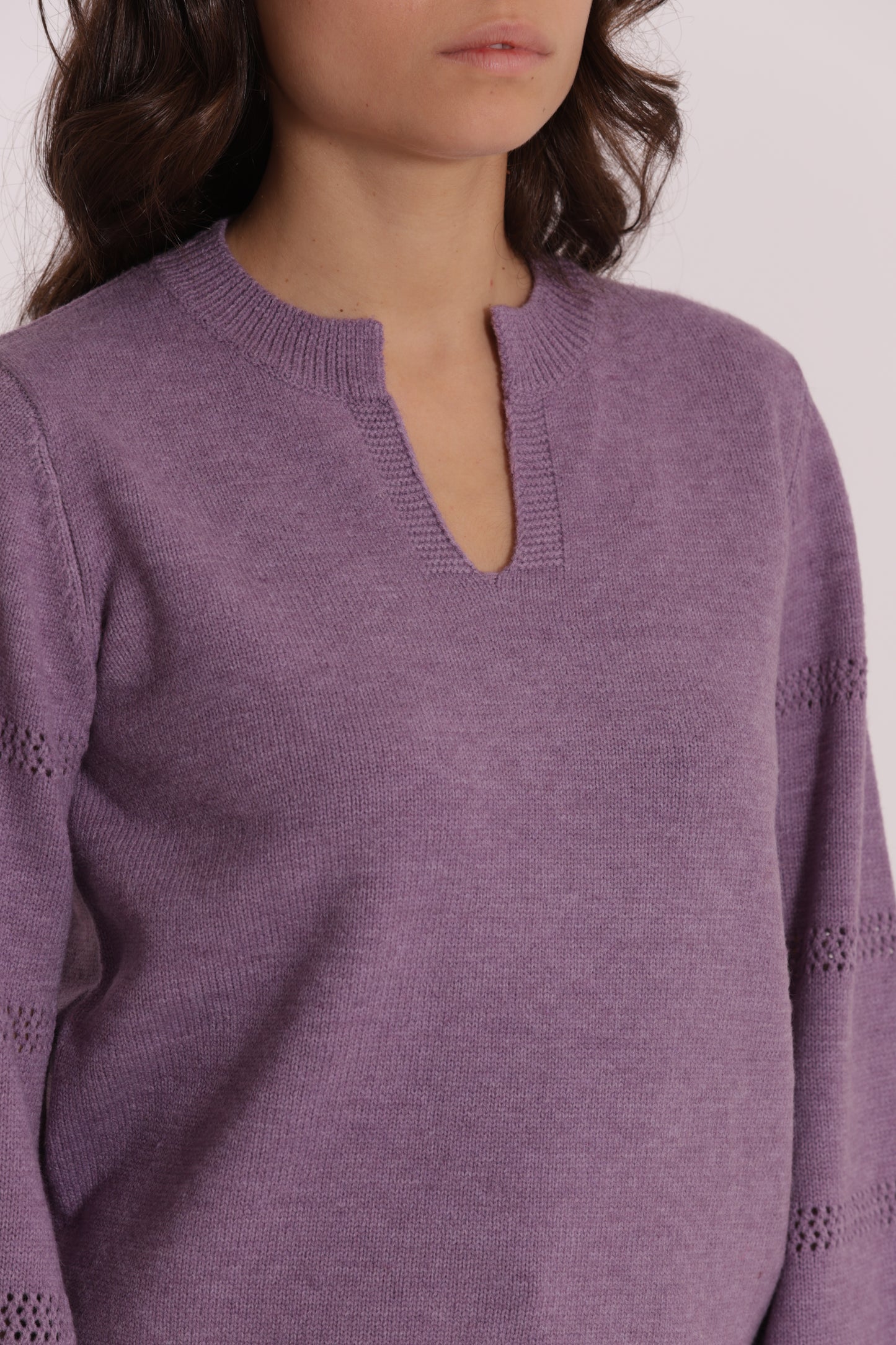 MAGLIA SCOLLO A V CON DETTAGLI SU MANICHE