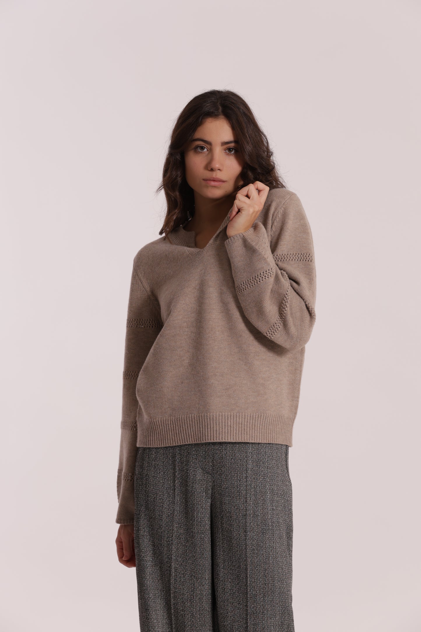 MAGLIA SCOLLO A V CON DETTAGLI SU MANICHE