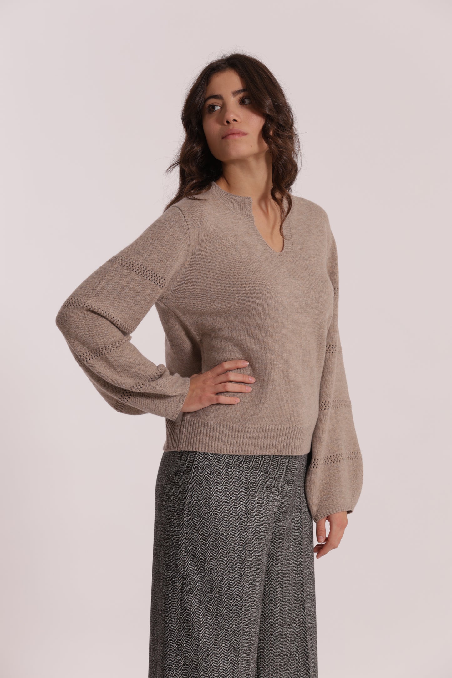 MAGLIA SCOLLO A V CON DETTAGLI SU MANICHE