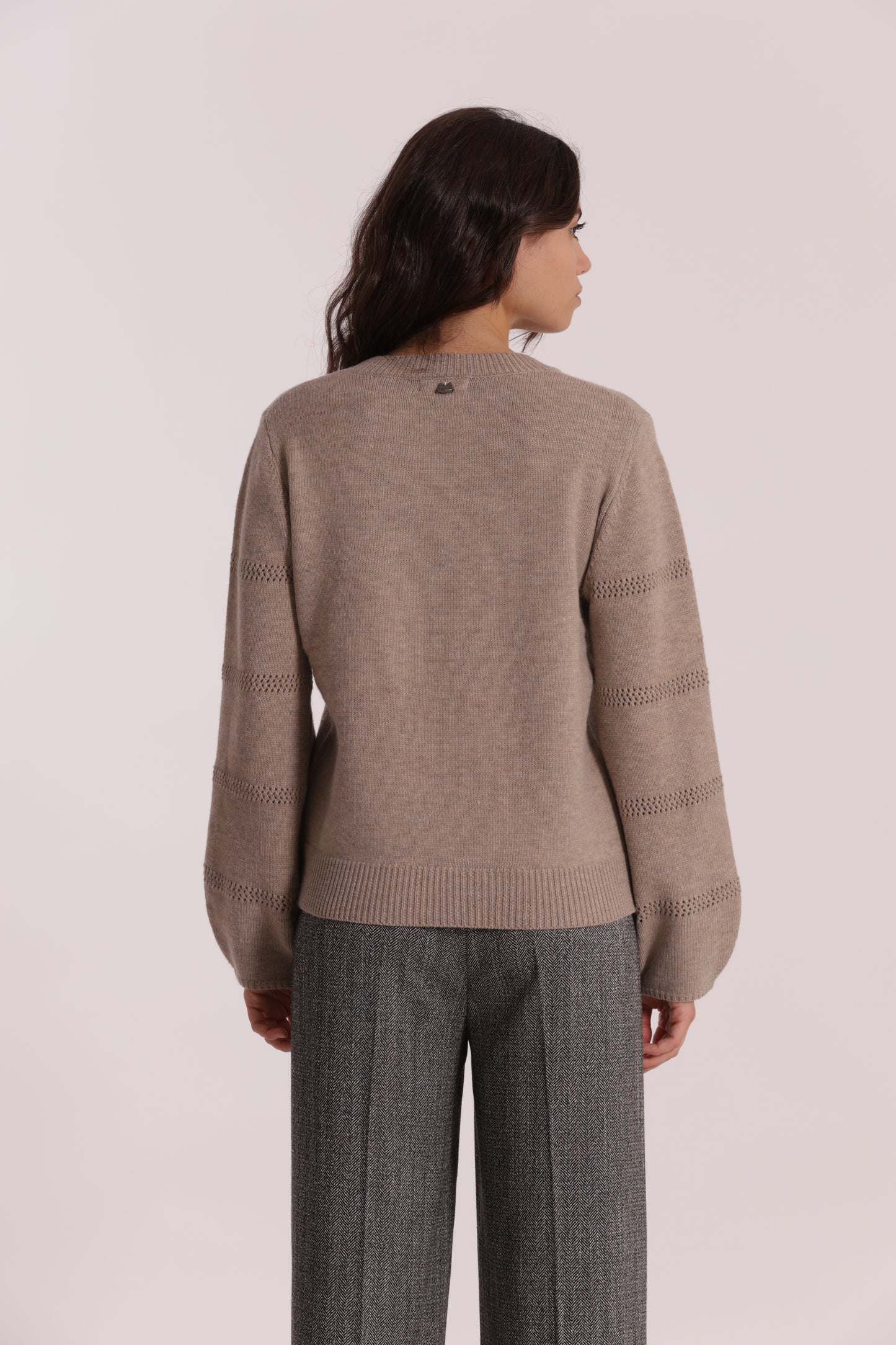 MAGLIA SCOLLO A V CON DETTAGLI SU MANICHE