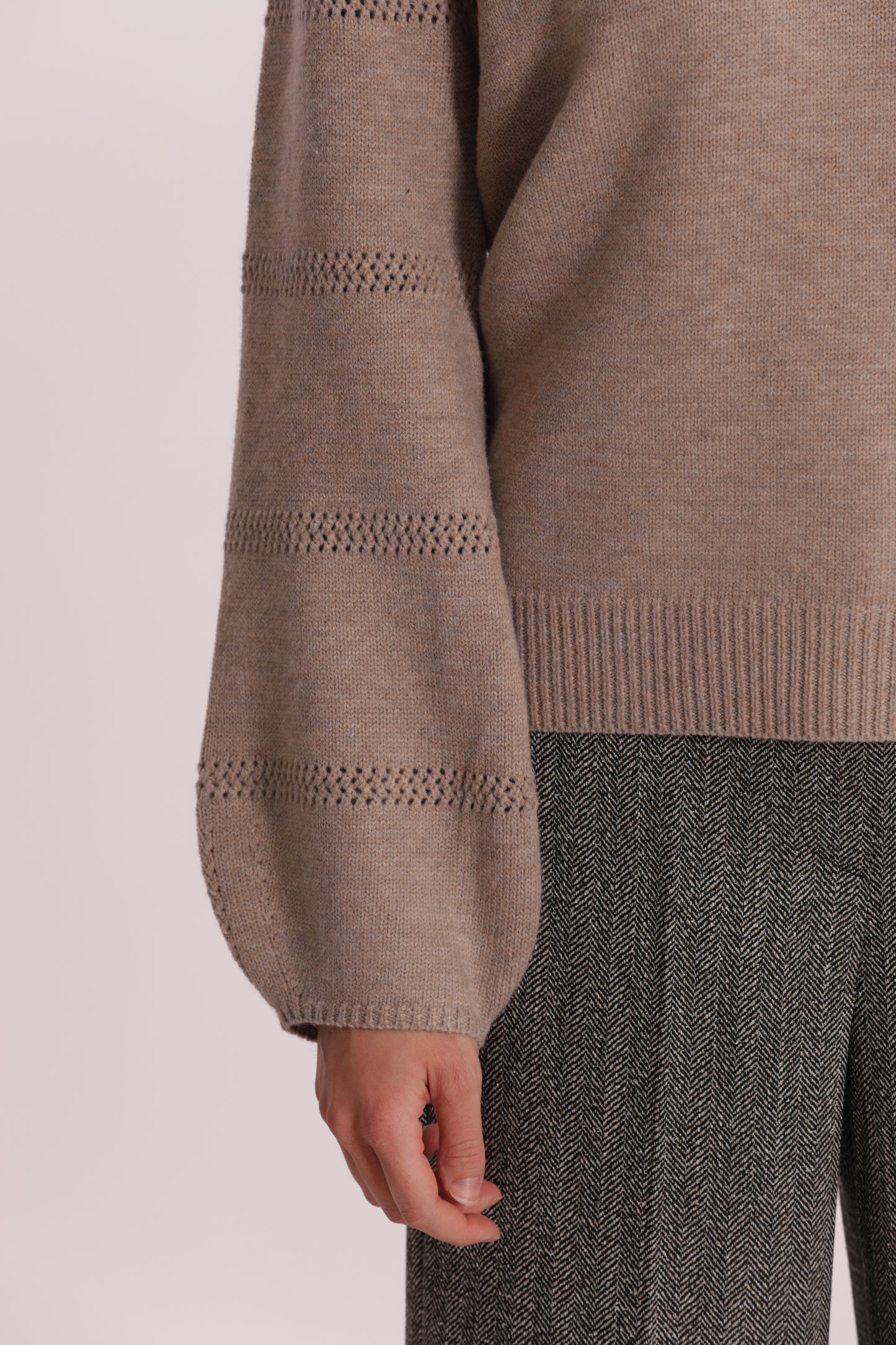 MAGLIA SCOLLO A V CON DETTAGLI SU MANICHE