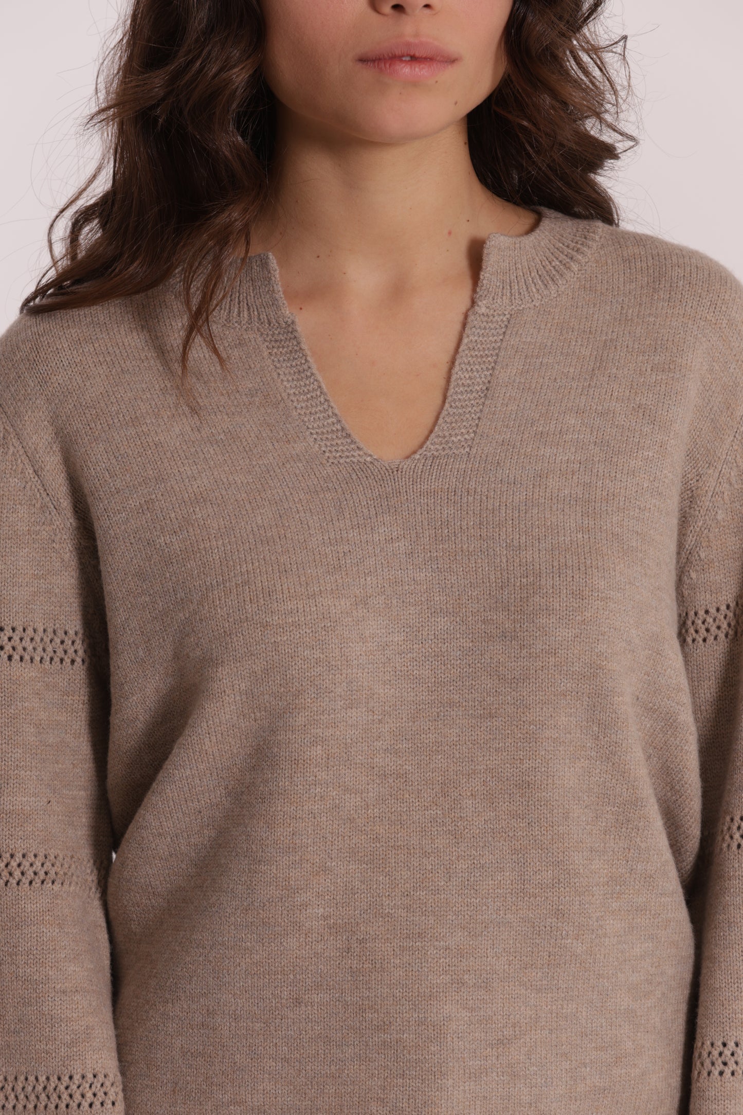 MAGLIA SCOLLO A V CON DETTAGLI SU MANICHE