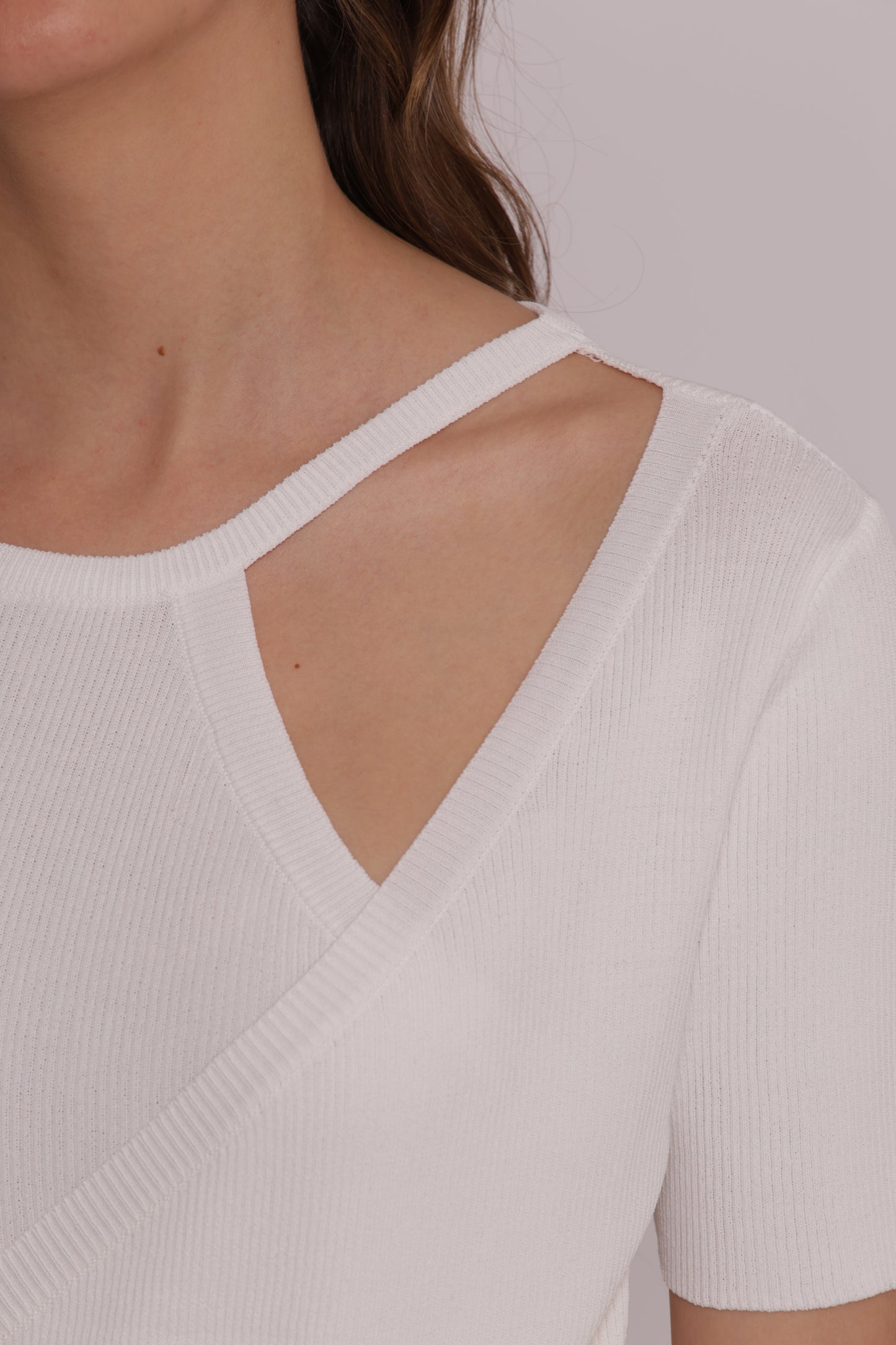 MAGLIA A MANICHE CORTE CON APERTURA