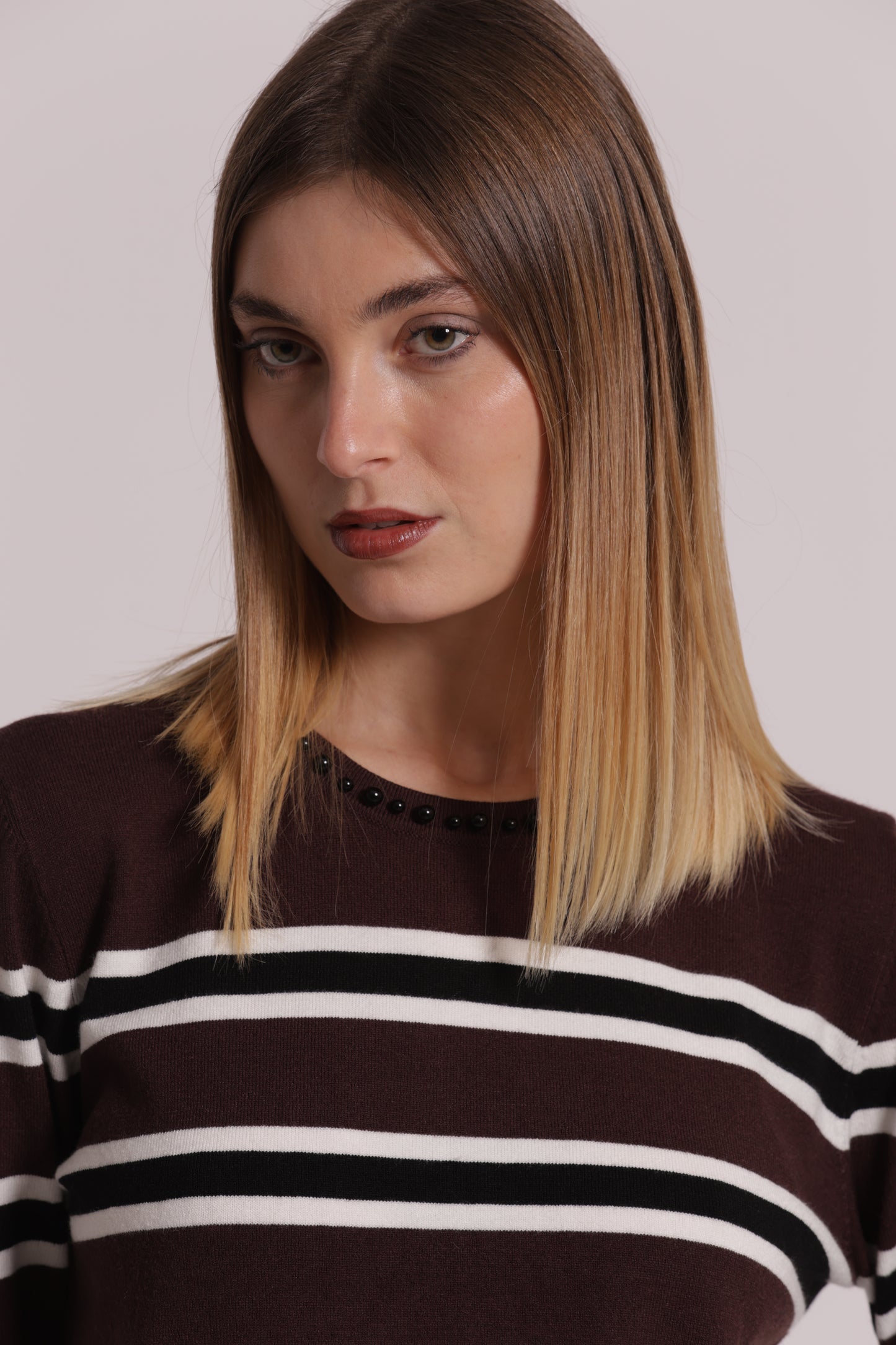 MAGLIA A RIGHE CON DETTAGLIO PERLE