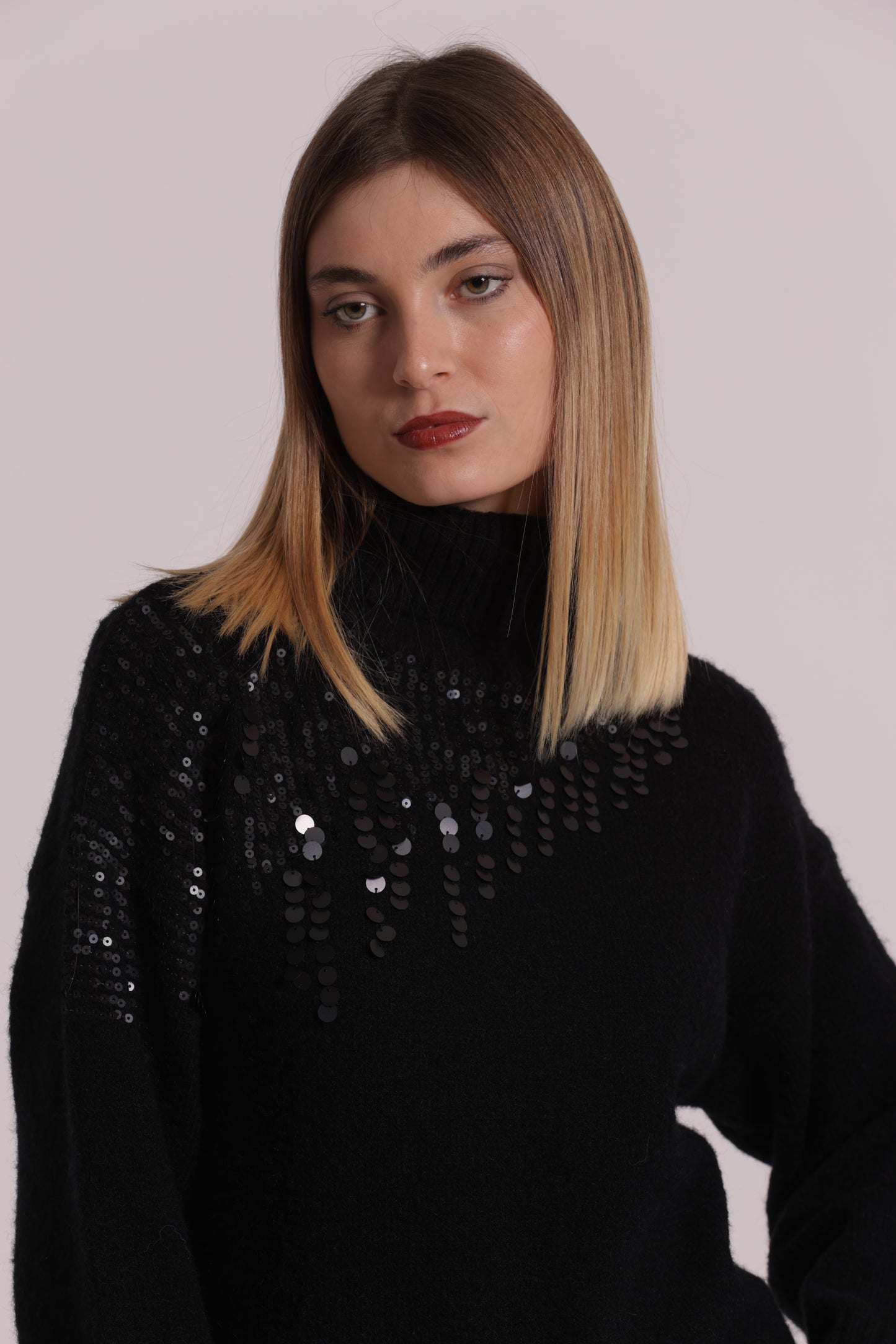 MAGLIA COLLO ALTO CON CASCATE DI PAILLETTES