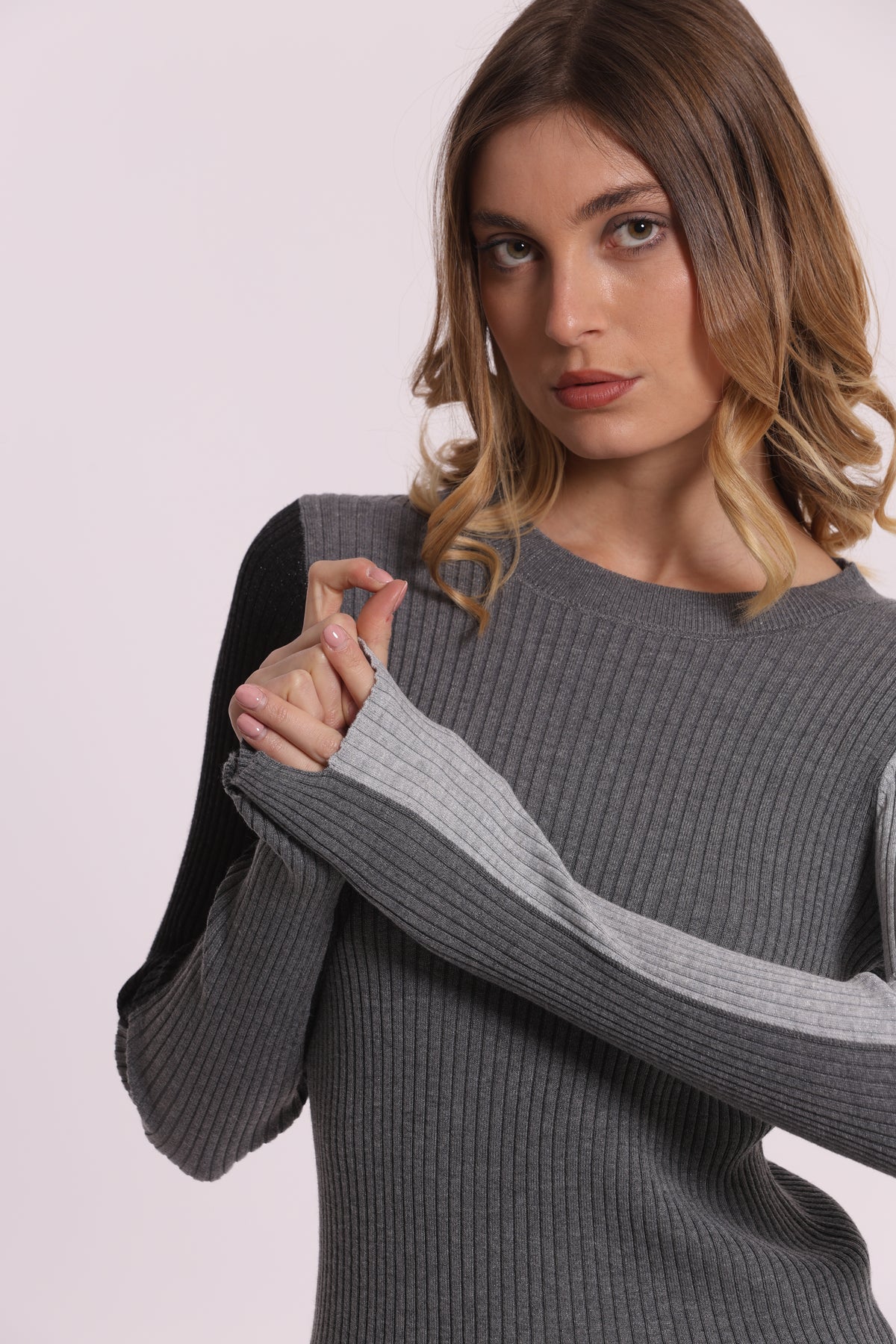 MAGLIA SCOLLO CON MANICHE BICOLOR