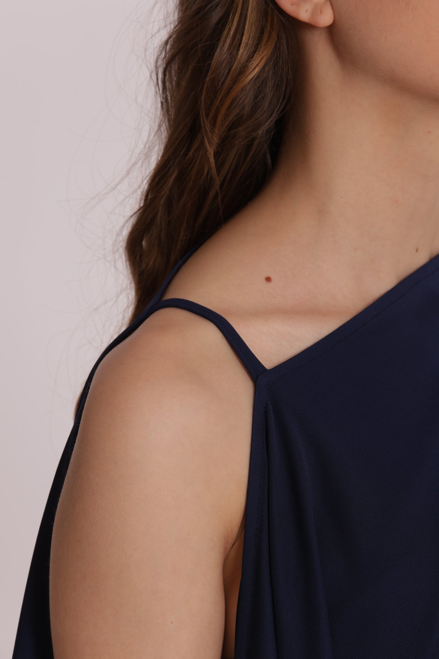 BLUSA CON SPALLA SCESA