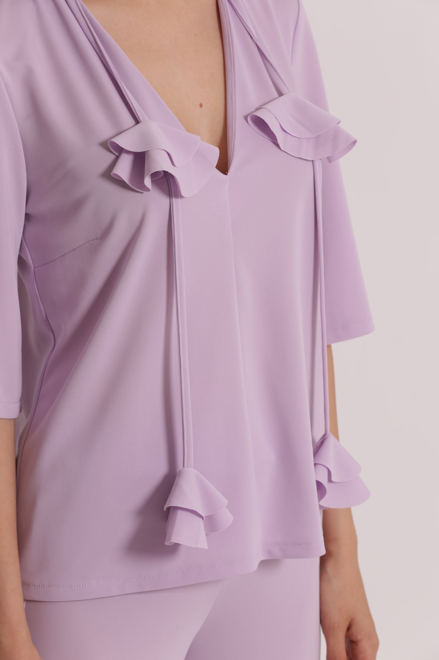 BLUSA CON SCOLLO A V E DETTAGLIO FLOREALE