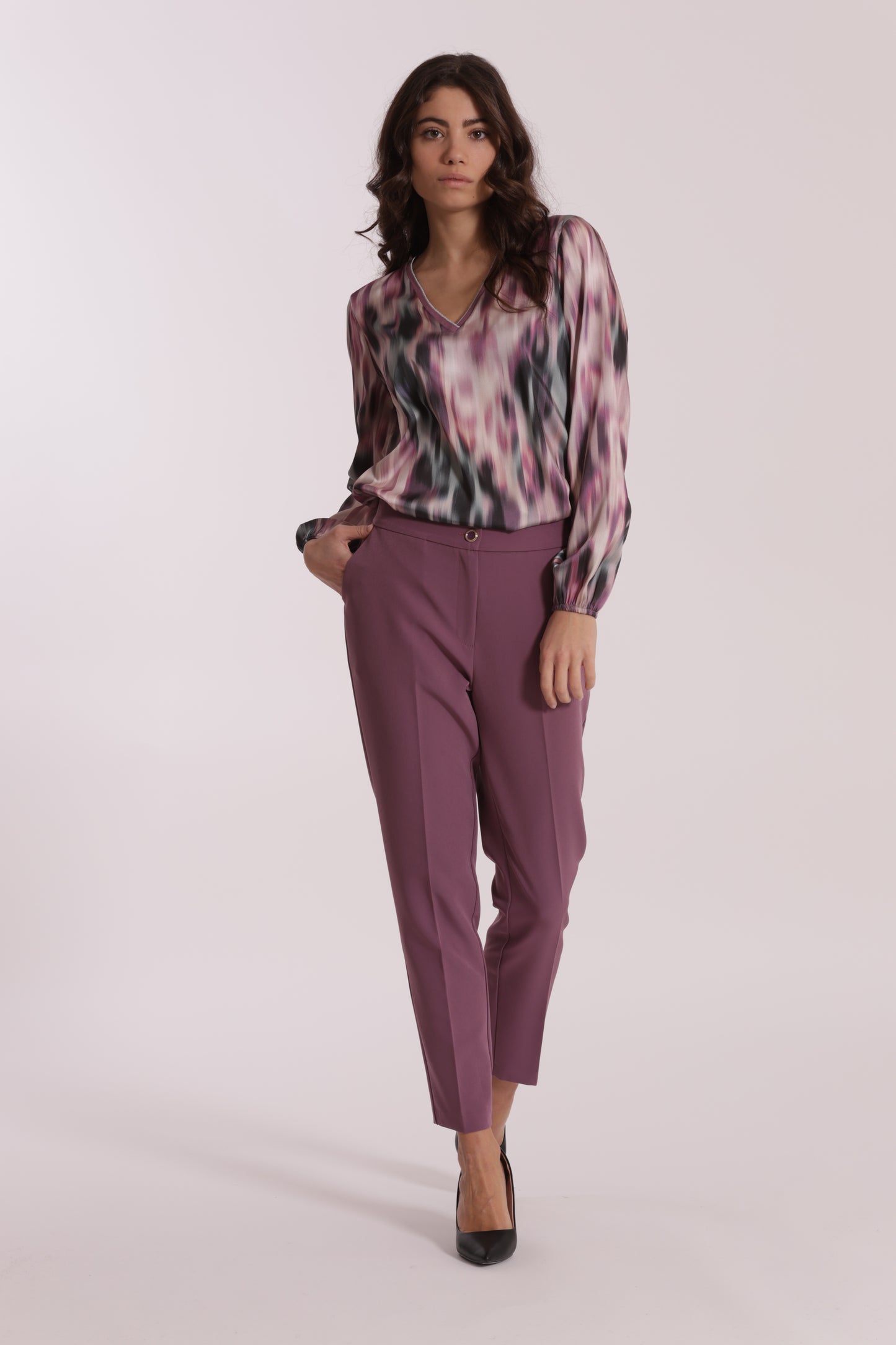 PANTALONE SIGARETTA CON ELASTICO DIETRO IN TESSUTO TECNICO